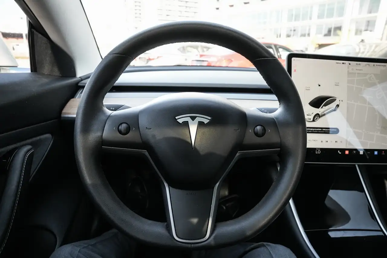 Tesla Model 3 снимка Tesla Model 3