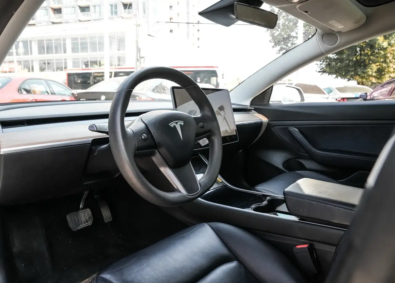 Tesla Model 3 снимка Tesla Model 3