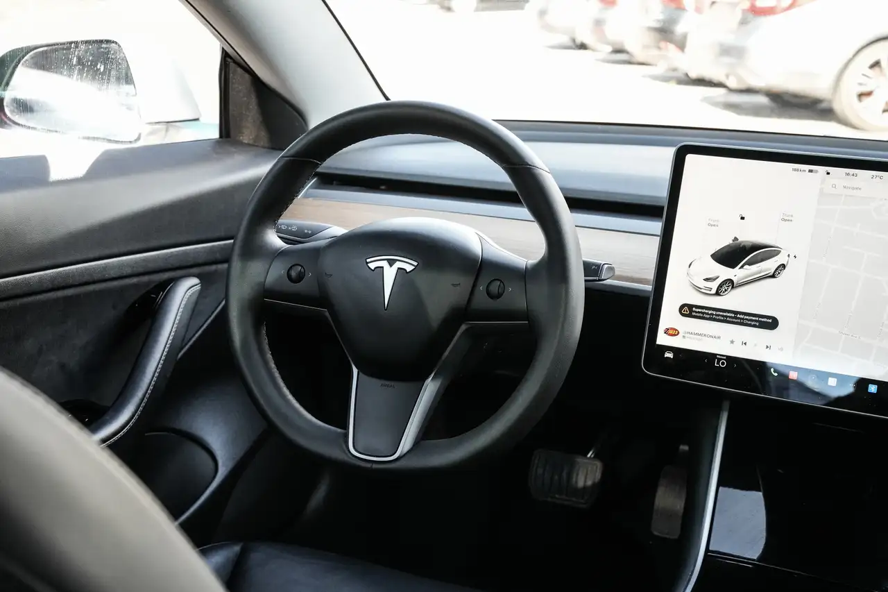 Tesla Model 3 снимка Tesla Model 3