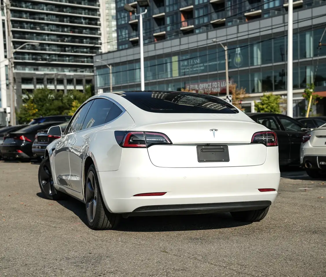 Tesla Model 3 снимка Tesla Model 3