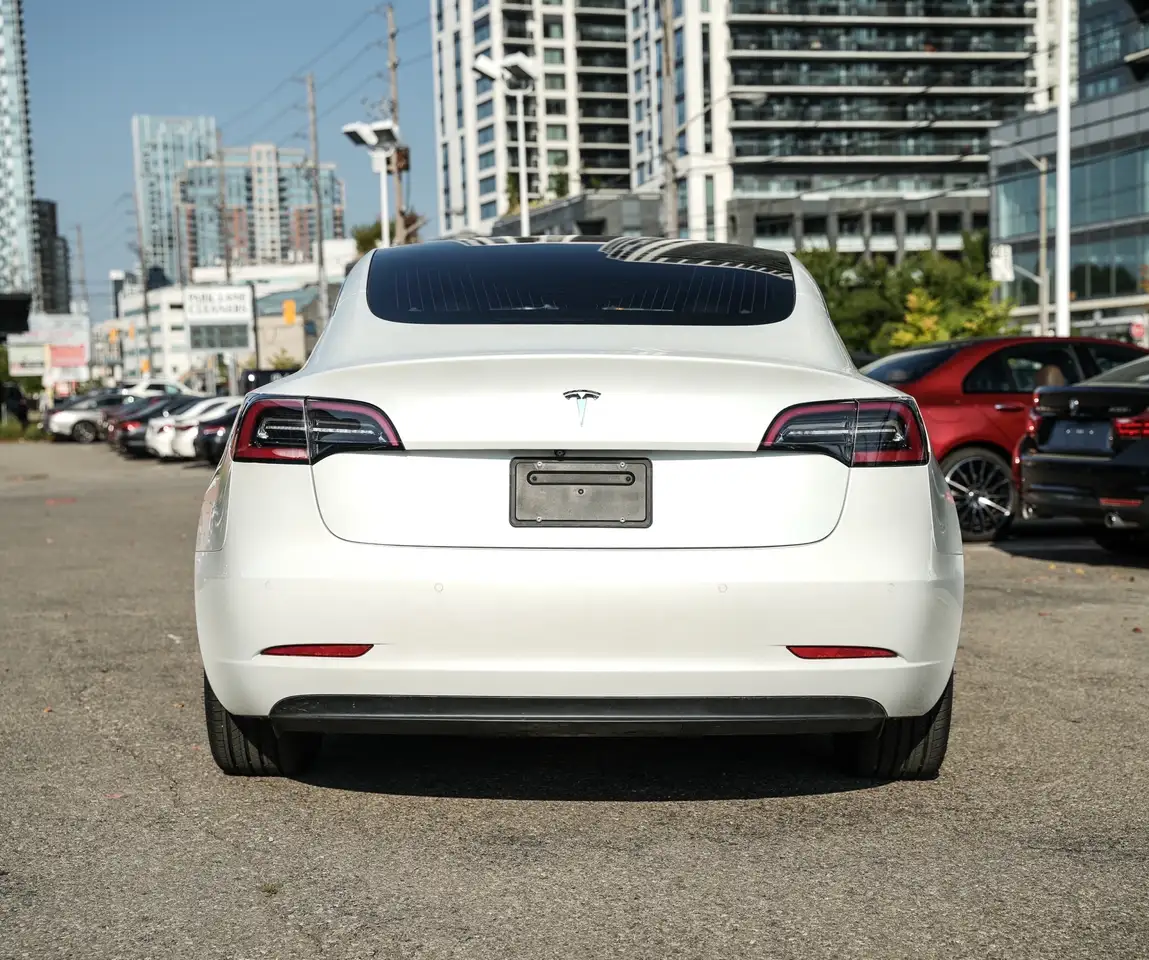 Tesla Model 3 снимка Tesla Model 3