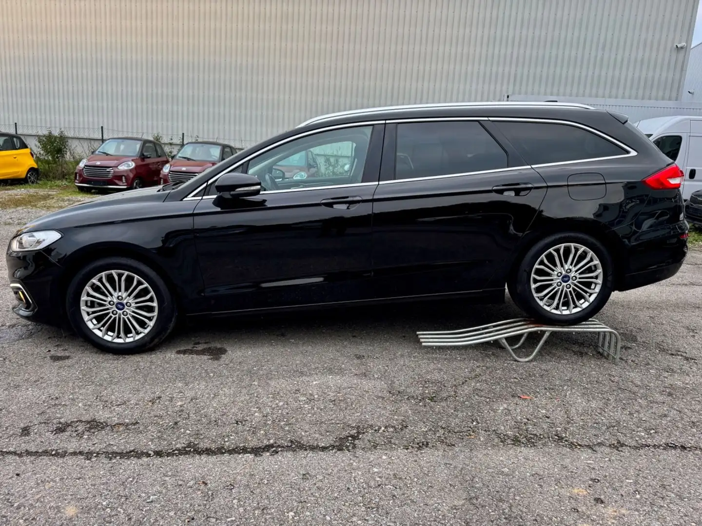 Ford Mondeo Turnier Hybrid Titanium Schwarz - 2