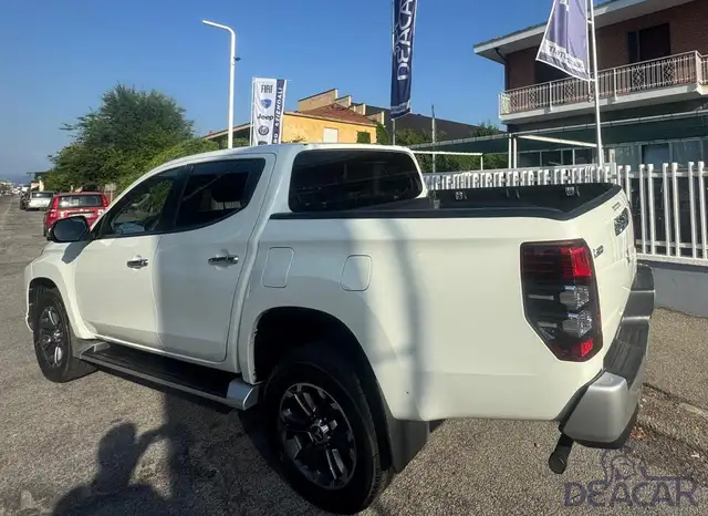 Mitsubishi L200 view 5
