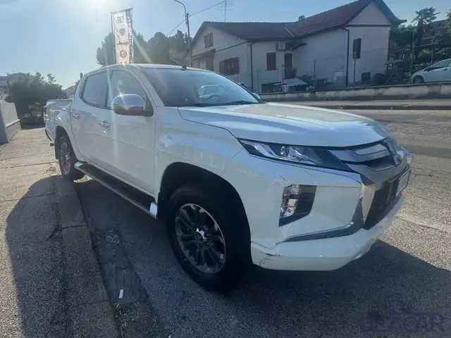 Mitsubishi L200 view 9