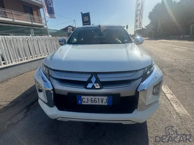 Mitsubishi L200 view 2