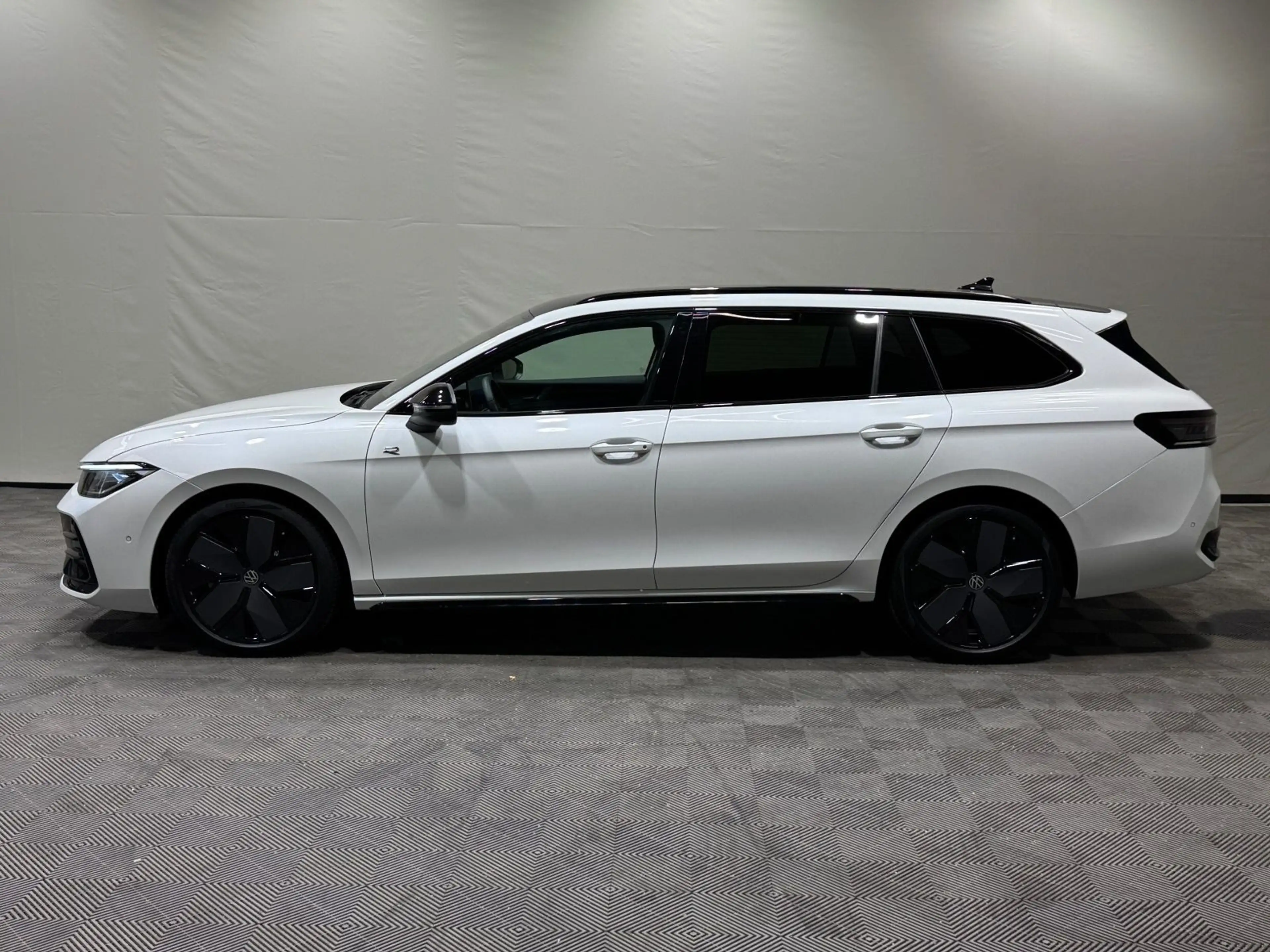 Volkswagen Passat Variant R-Line Signature 2.0 TDI DSG 4M — photo 3