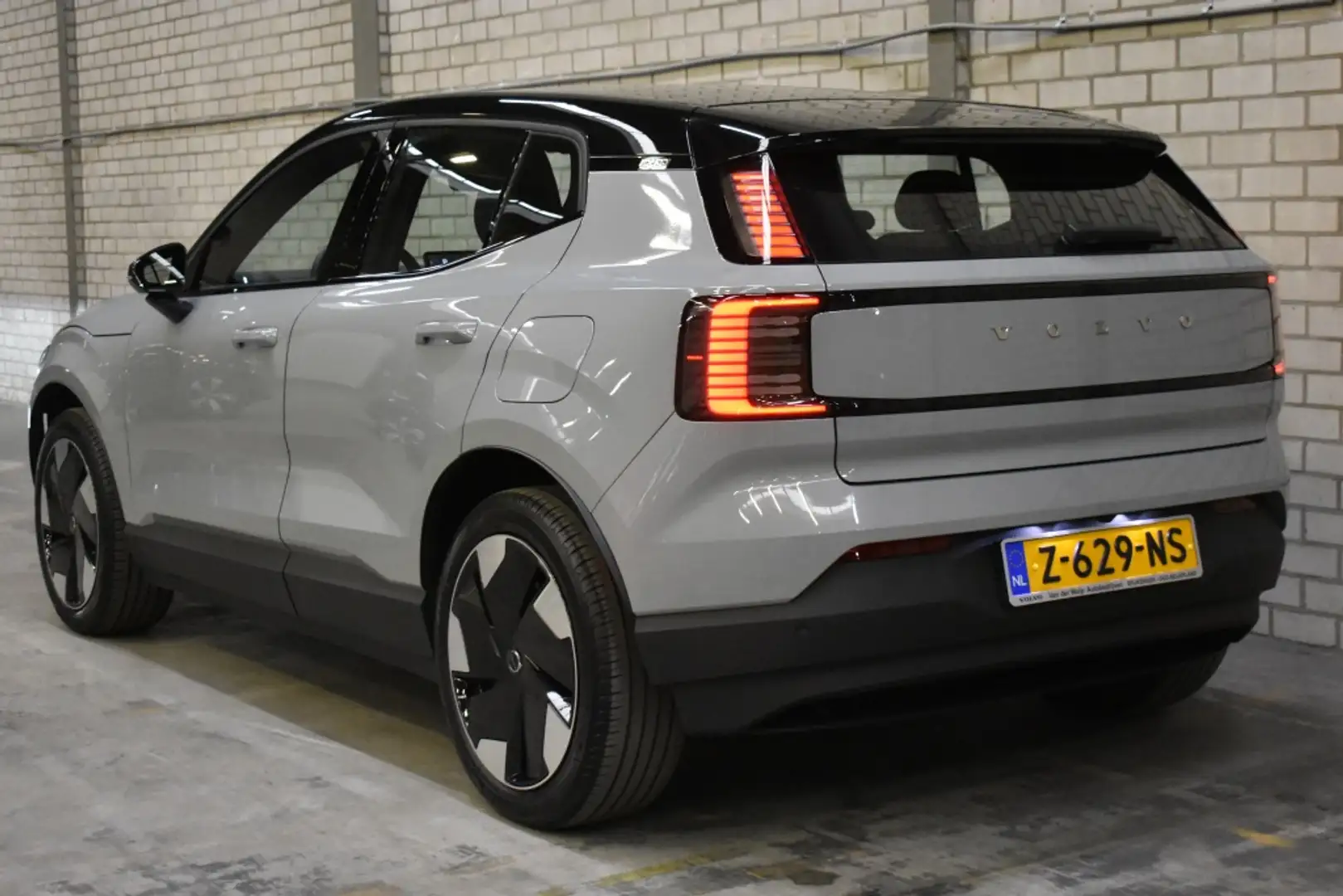 Volvo EX30 Extended Range Plus 272PK/69 kWh | Harman Kardon | Grijs - 2