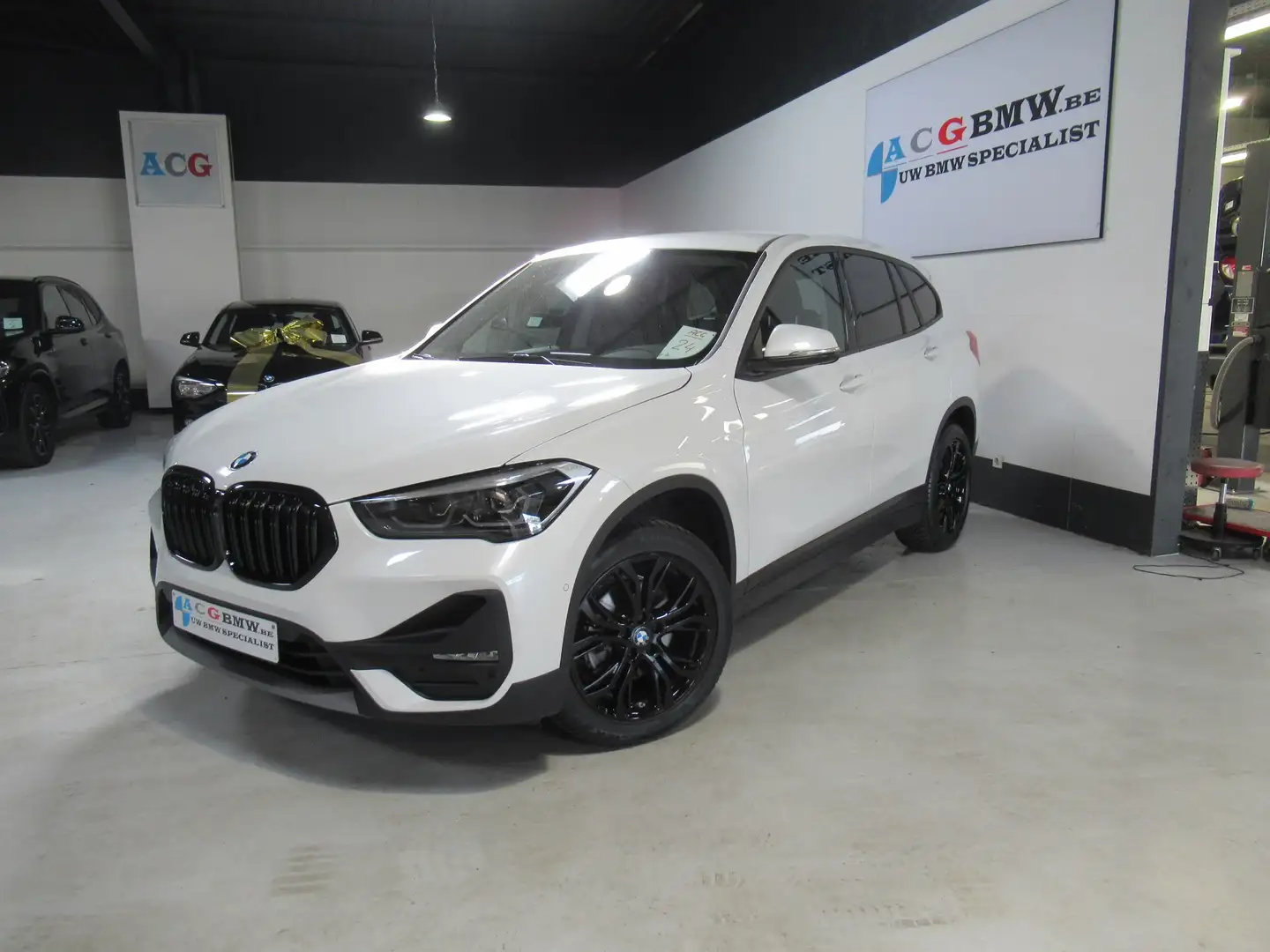 BMW X1 18i Aut LED DAB HiFi Camera ParkAss Elektr Sp Trek Blanc - 1