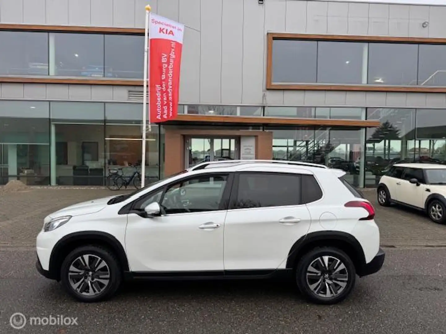 Peugeot 2008 1.2 PureTech Allure Automaat , Trekhaak , Navigati Wit - 2