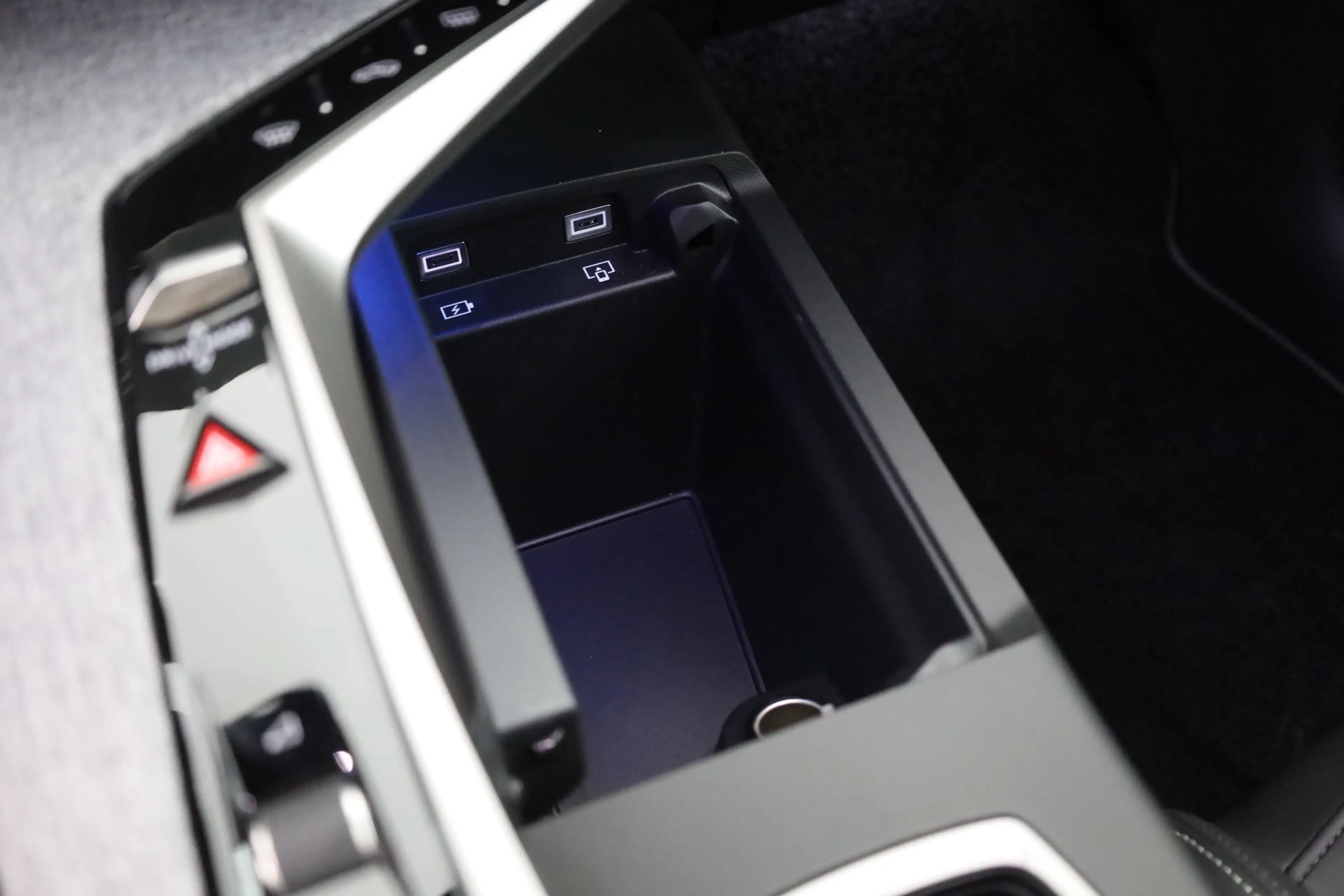 Peugeot 5008 GT 1.2 Hybrid Aut. LED ACC Navi 360° — photo 14
