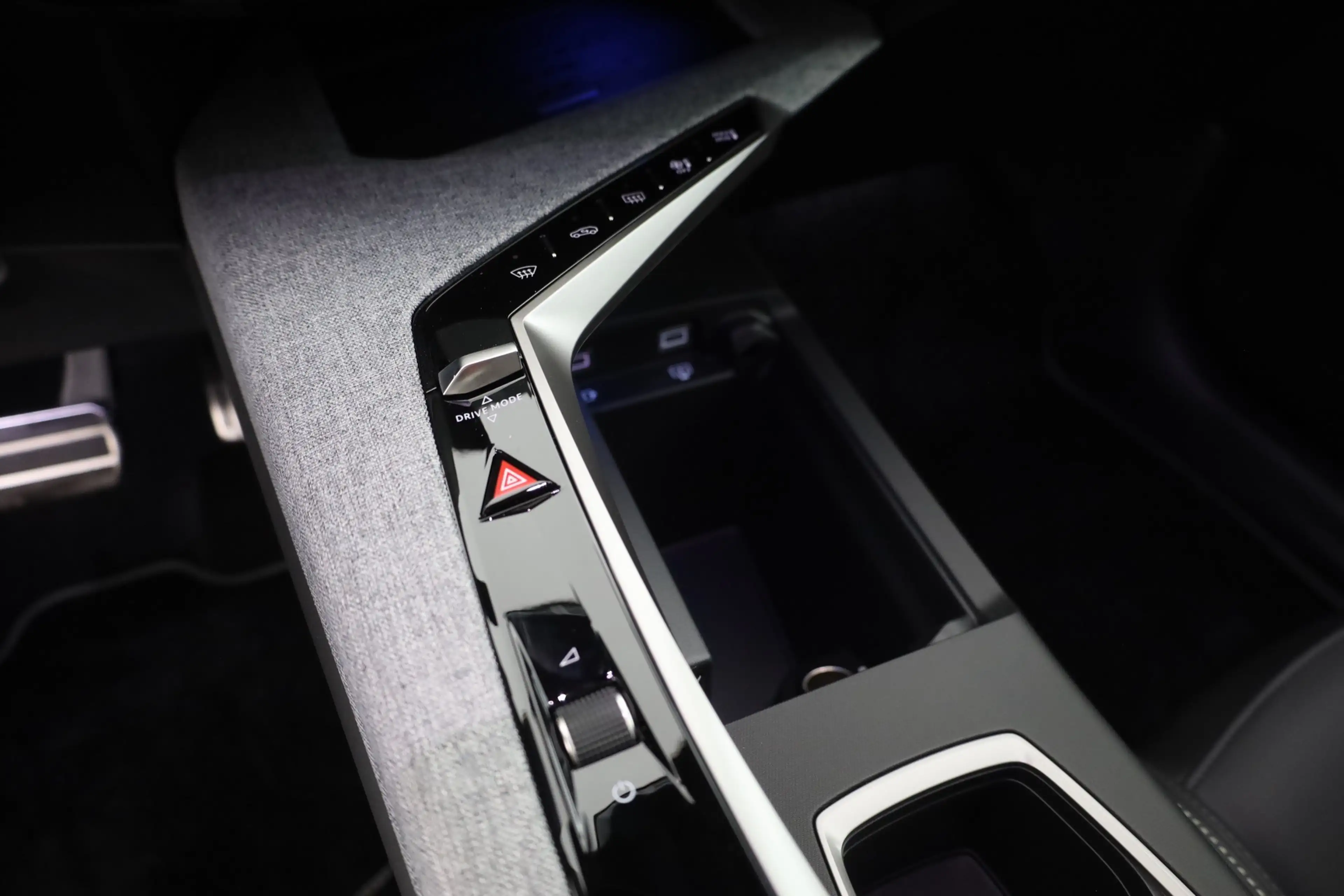 Peugeot 5008 GT 1.2 Hybrid Aut. LED ACC Navi 360° — photo 13