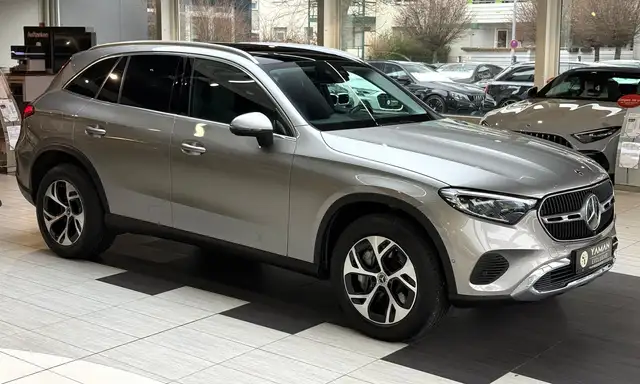 Mercedes-Benz GLC view 4
