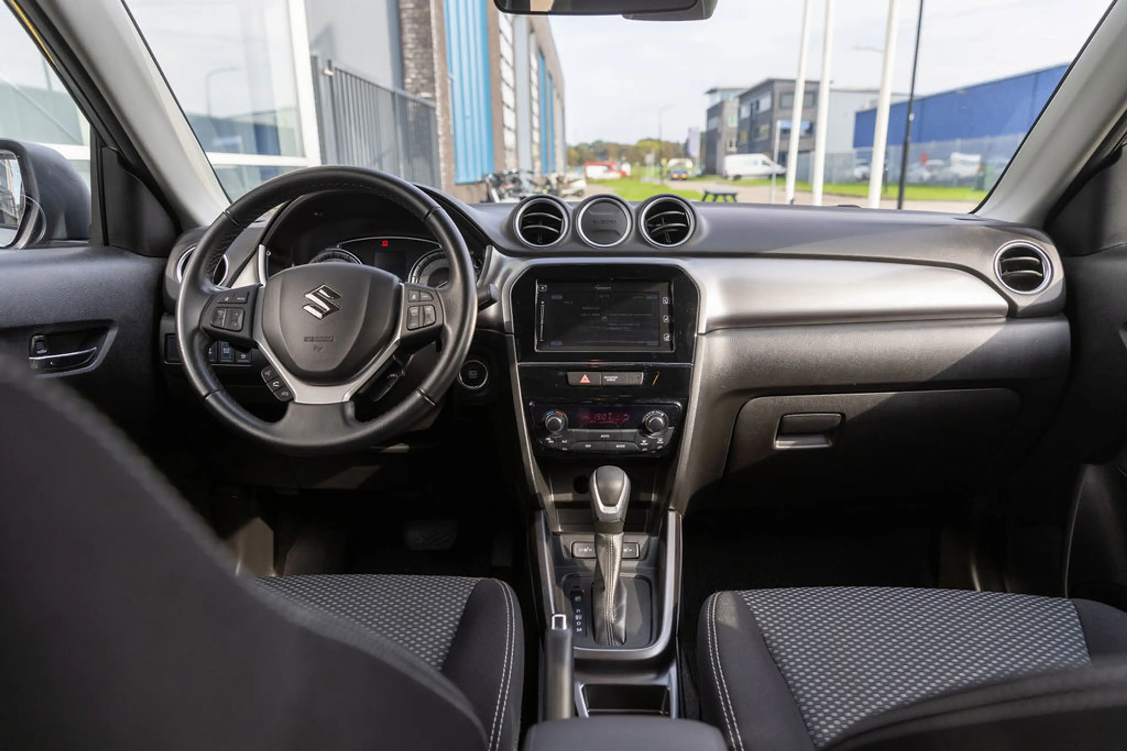 Suzuki Vitara 1.5 Hybrid Privilege Style — photo 37