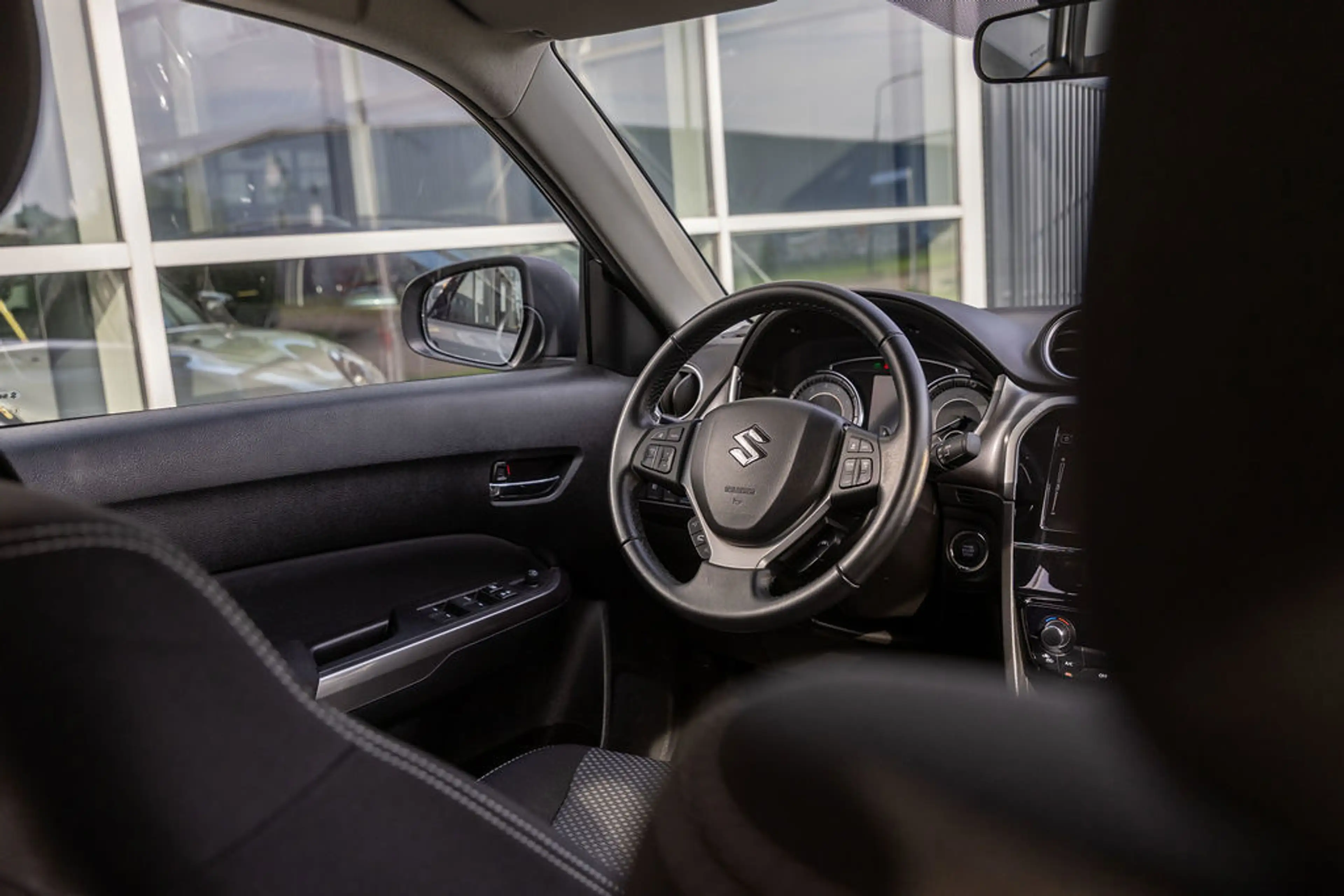 Suzuki Vitara 1.5 Hybrid Privilege Style — photo 39