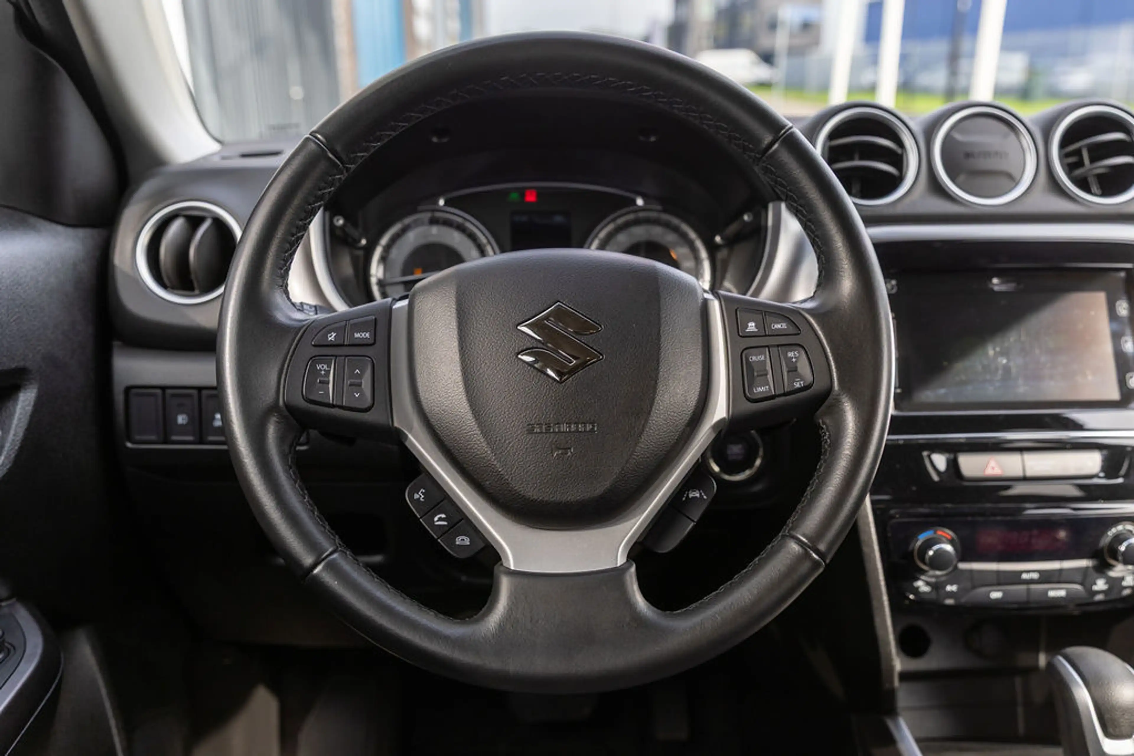 Suzuki Vitara 1.5 Hybrid Privilege Style — photo 38