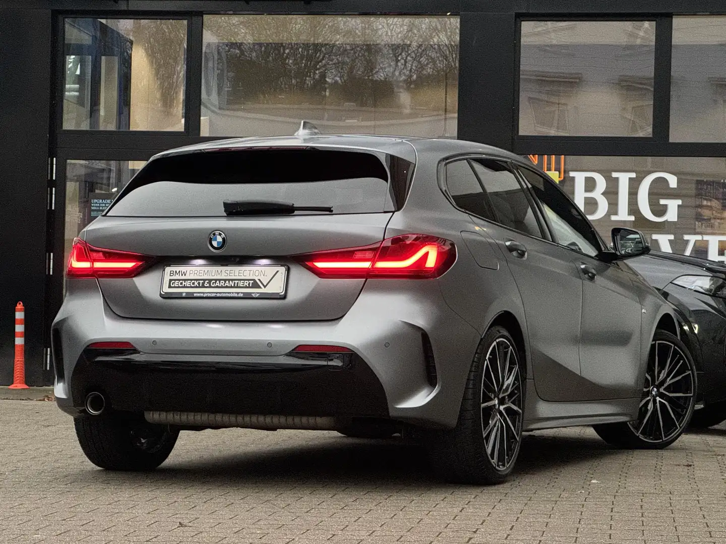 BMW 118 i M Sport AdapLED PA RFK Pano H/K Lhz LC Prof Grau - 2