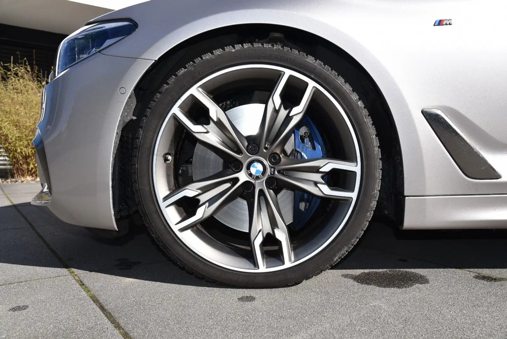 BMW 550 i xDrive 5 Lim. **TV/SHZ/STANDHEIZUNG/360°* Серебристый - 2