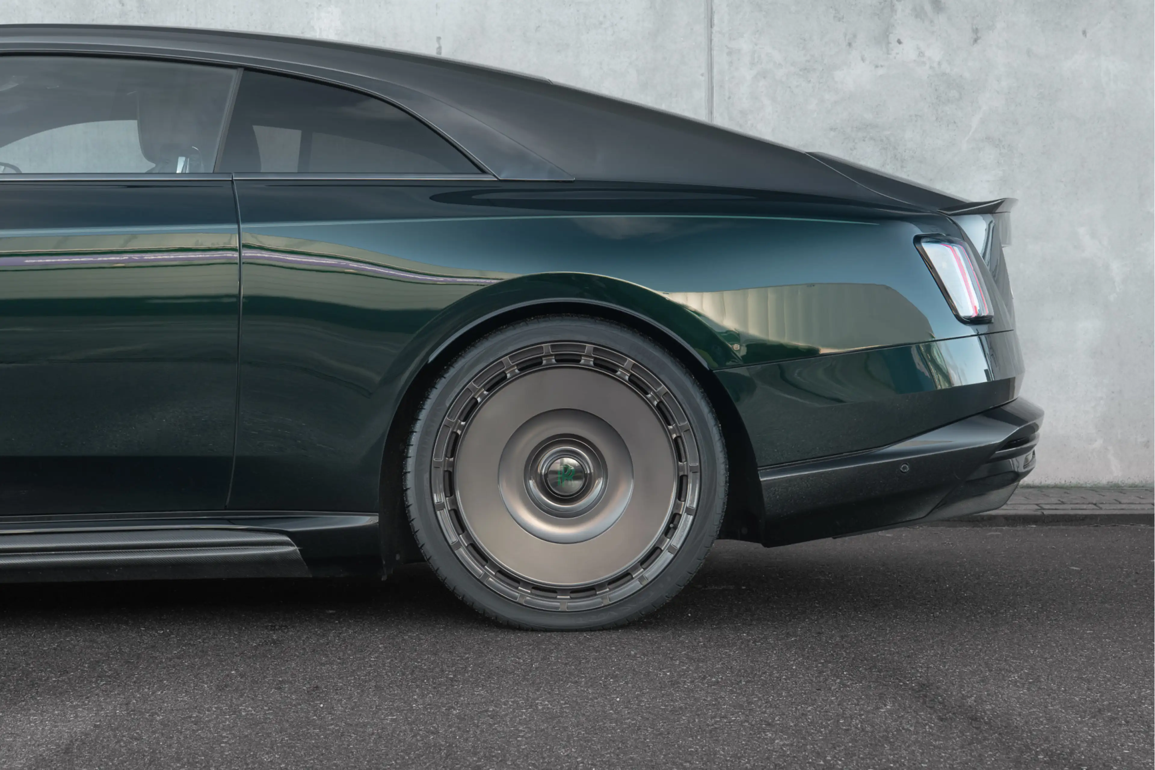 Rolls-Royce Spectre Novitec Spofec Emerald Green Vossen 24" AWD 102 kW — photo 18
