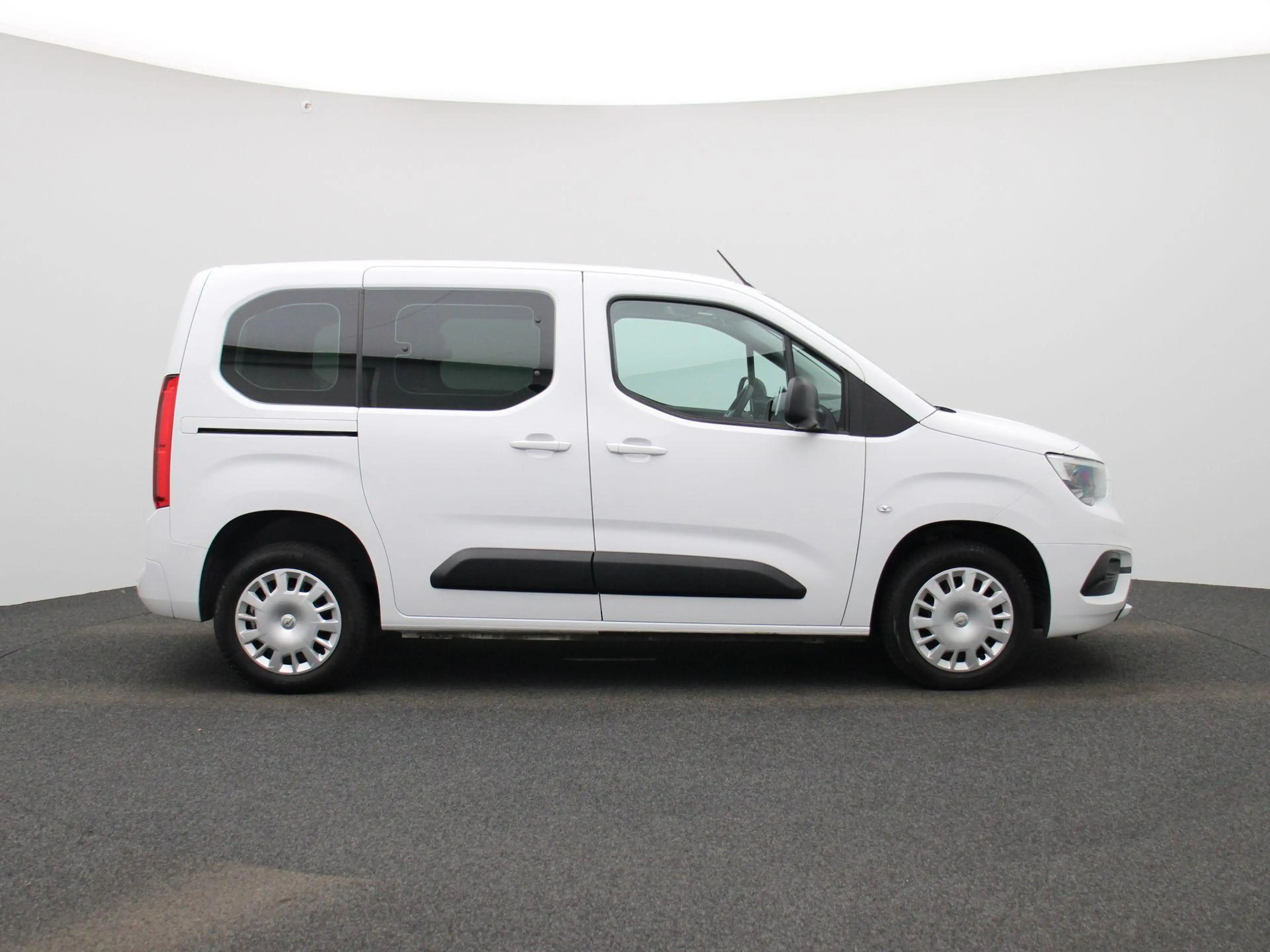 Opel Combo DC L1H1 1.5 Turbo D 100 S/S MT6 — photo 6