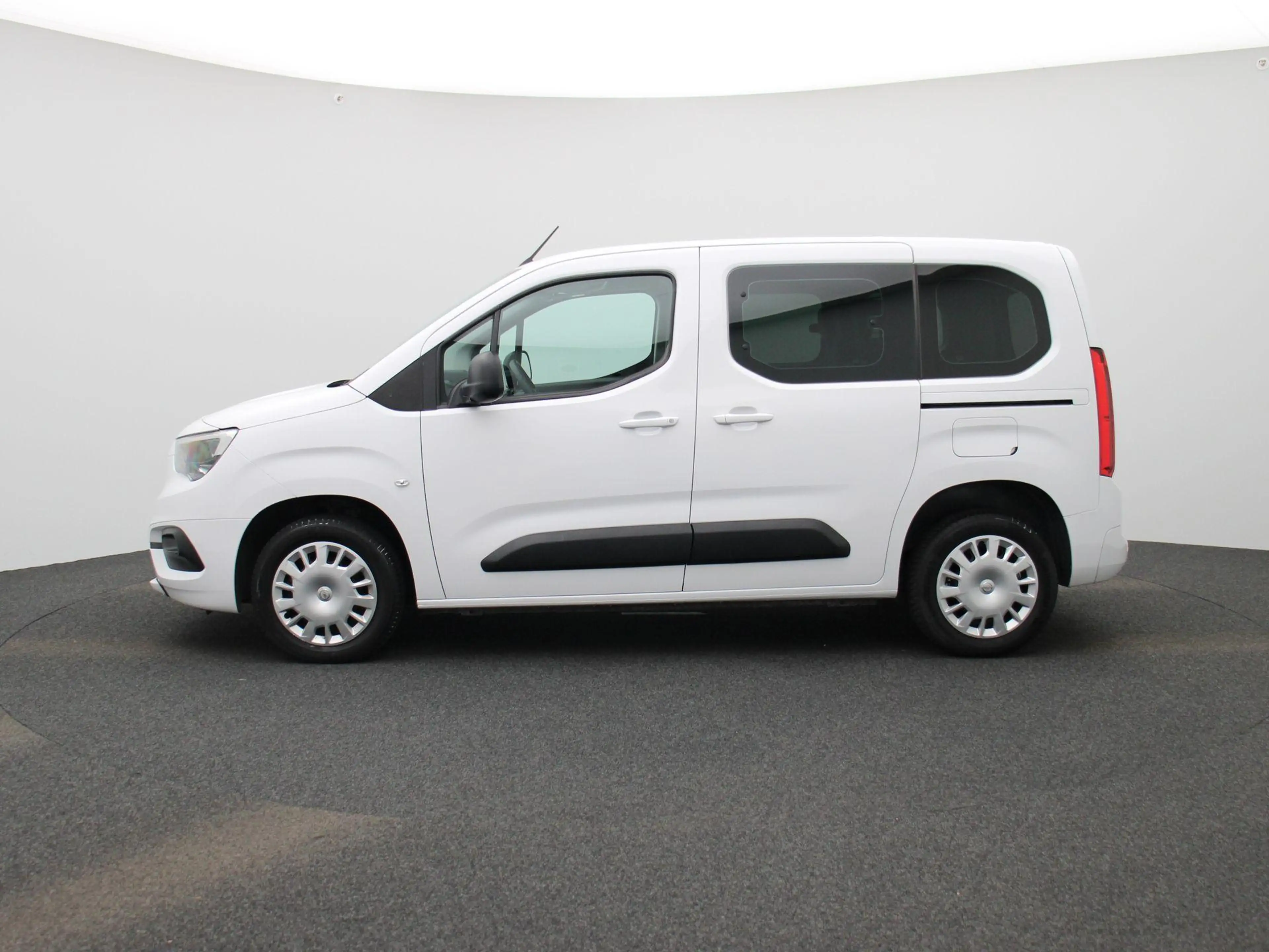Opel Combo DC L1H1 1.5 Turbo D 100 S/S MT6 — photo 4