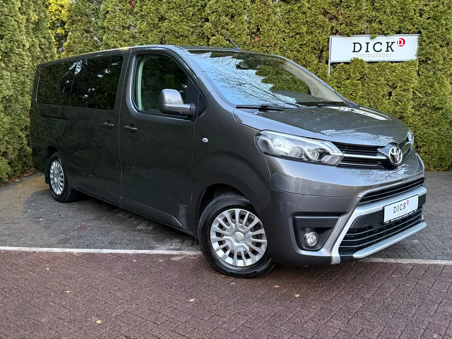 Toyota Proace 2.0d L2 Kombi 8-Sitzer SHZ+DAB+PDC+ Gris - 1