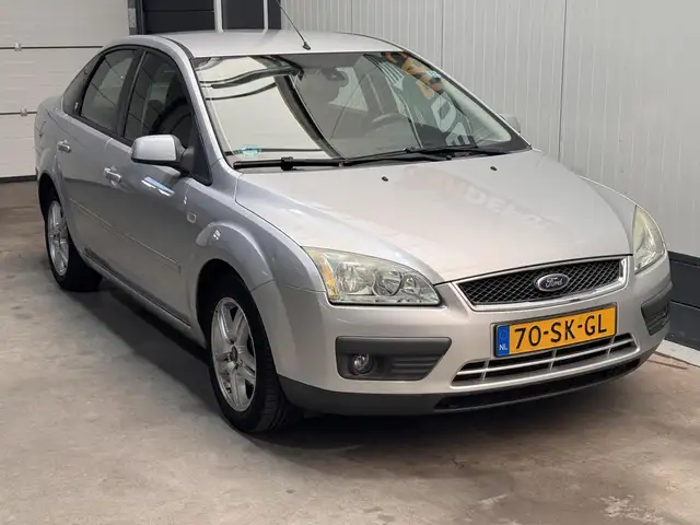 Ford Focus view 3