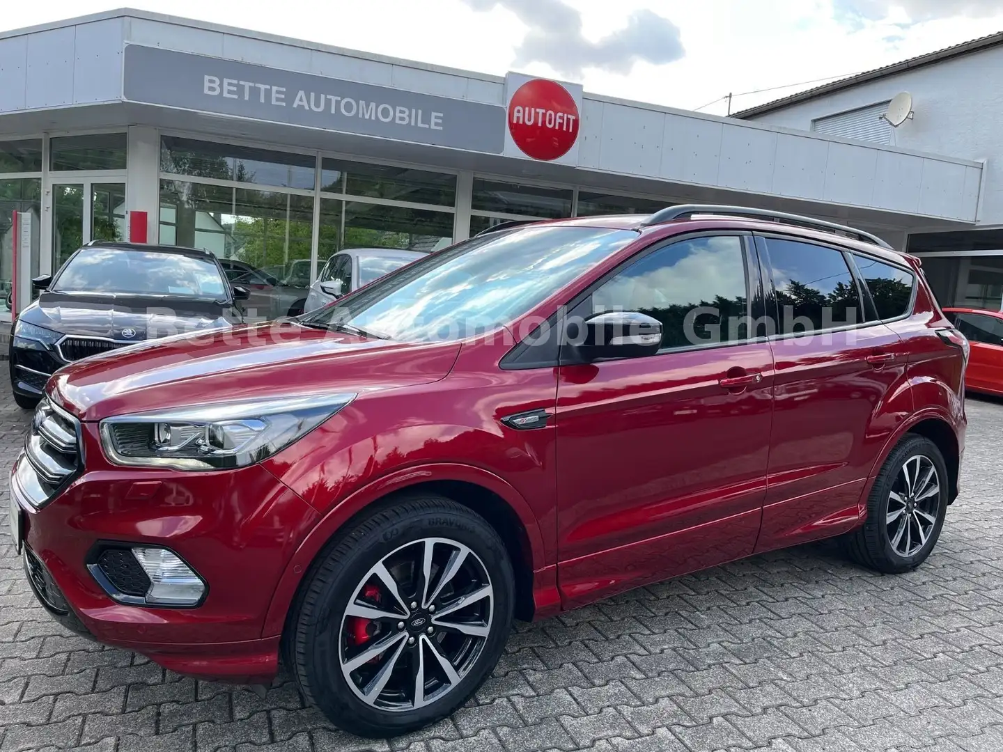 Ford Kuga 2.0 TDCI 4x4 ST-Line *NAVI*BI-XENON*KAMERA* Rot - 1