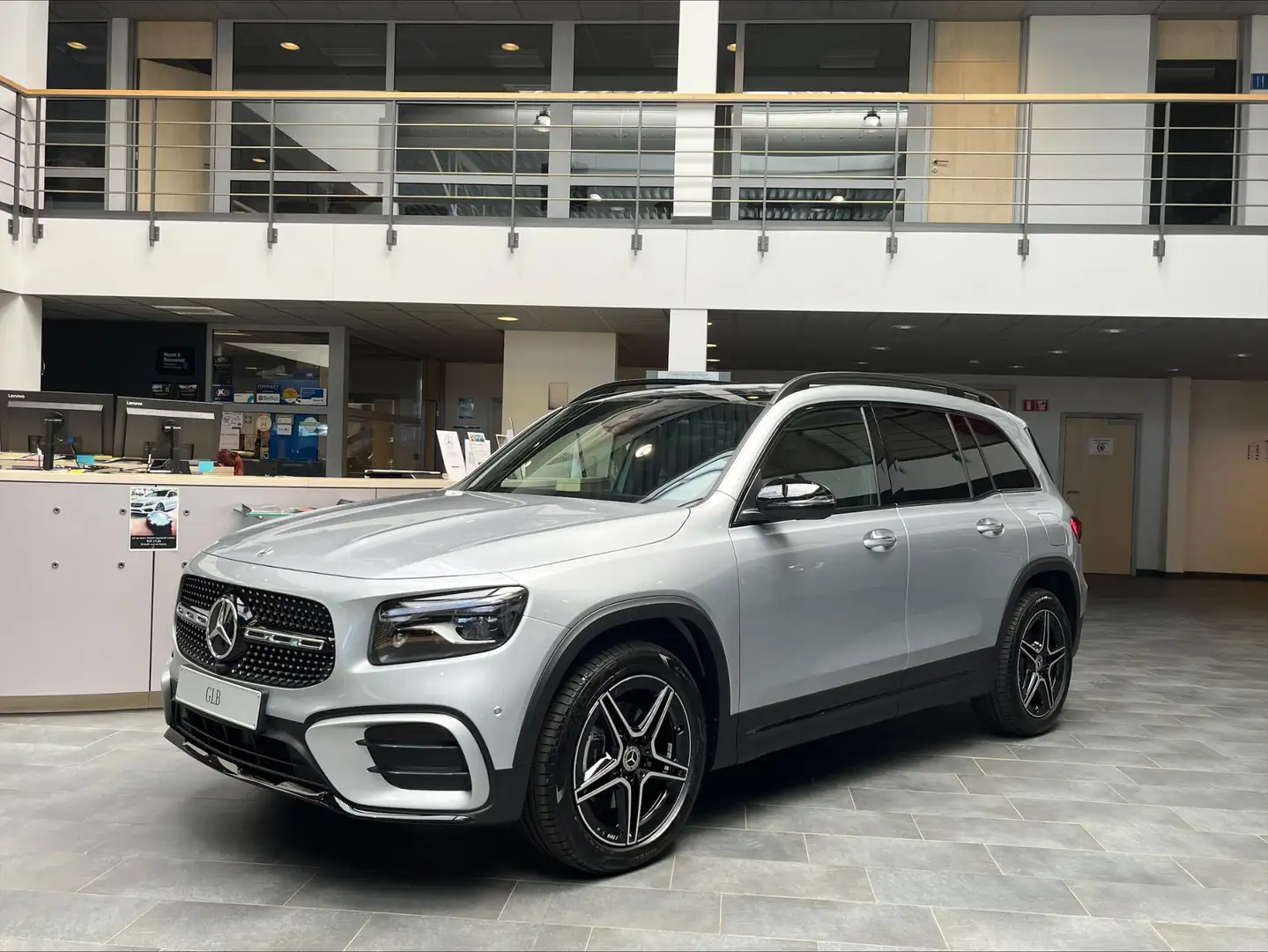 Mercedes-Benz GLB 180 Star Edition Plateado - 1