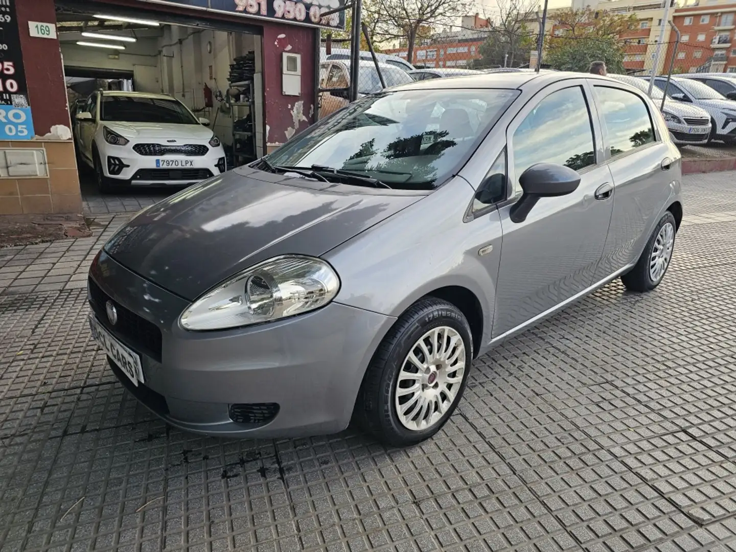 Fiat Punto Pequeño Manual de 5 Puertas Gris - 1