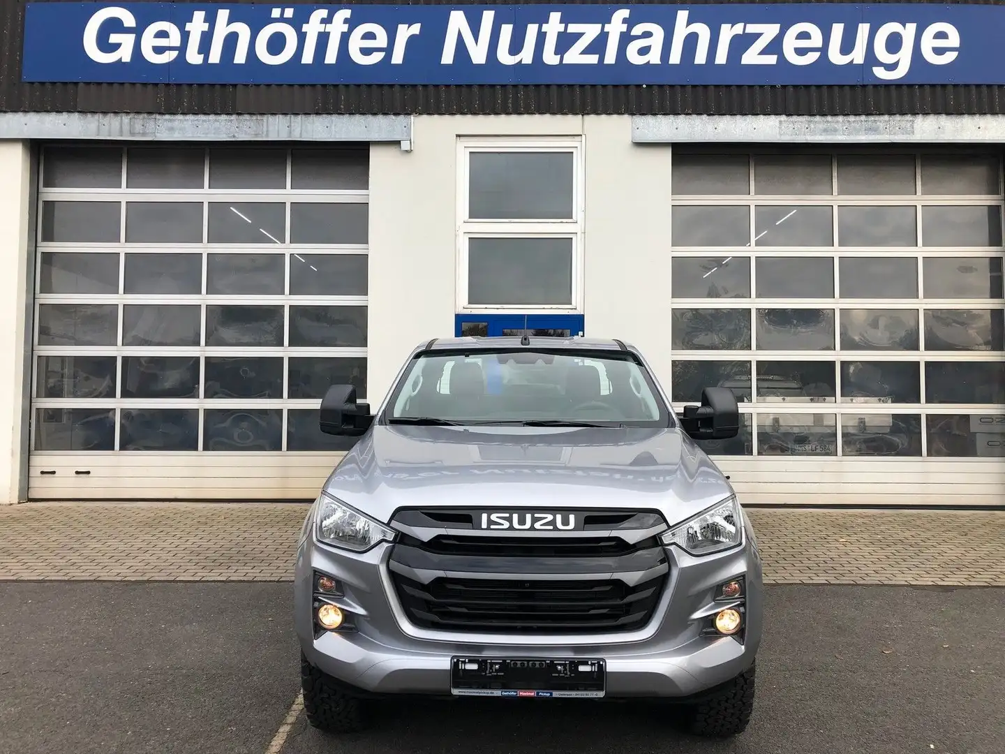 Isuzu D-Max Space Cab LS AT + Wohnkabinen geeignet + Срібний - 2