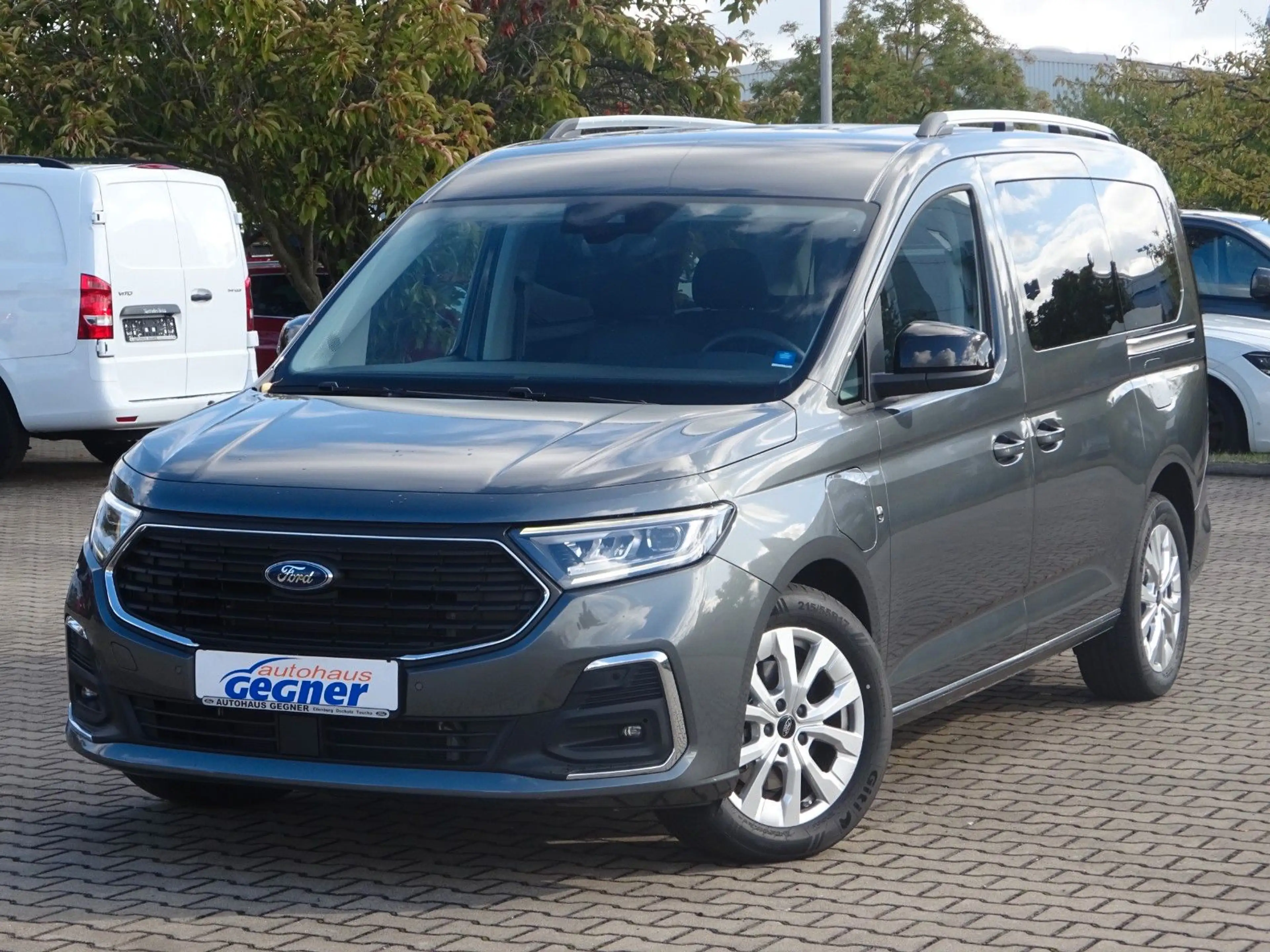 Ford Grand Tourneo Connect PHEV Titanium 7-Sitze — photo 2