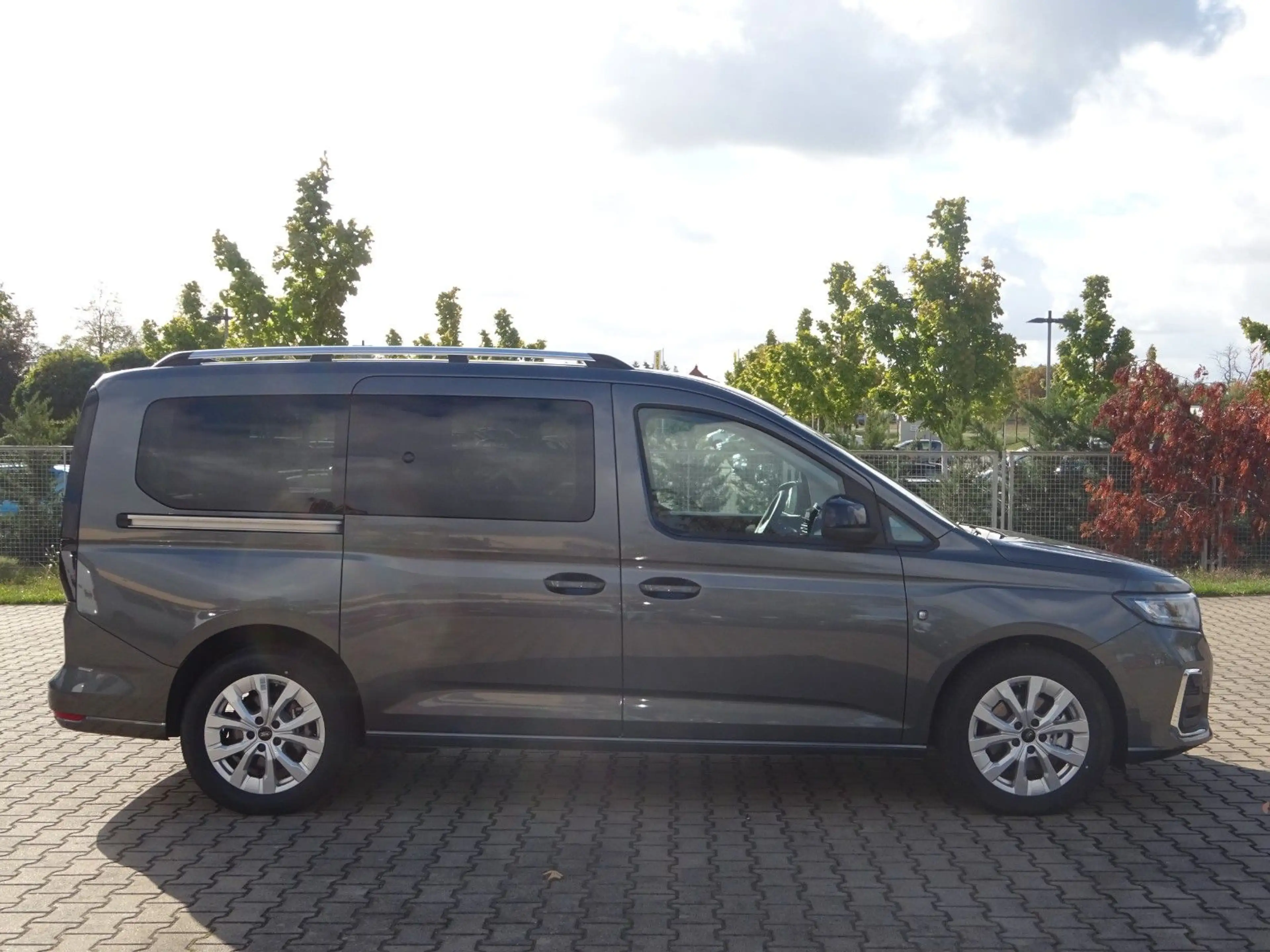 Ford Grand Tourneo Connect PHEV Titanium 7-Sitze — photo 11