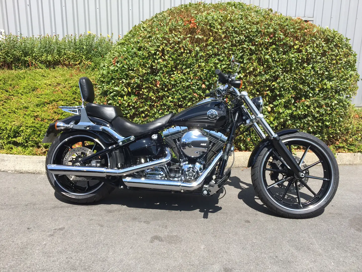 Harley-Davidson Breakout Noir - 1
