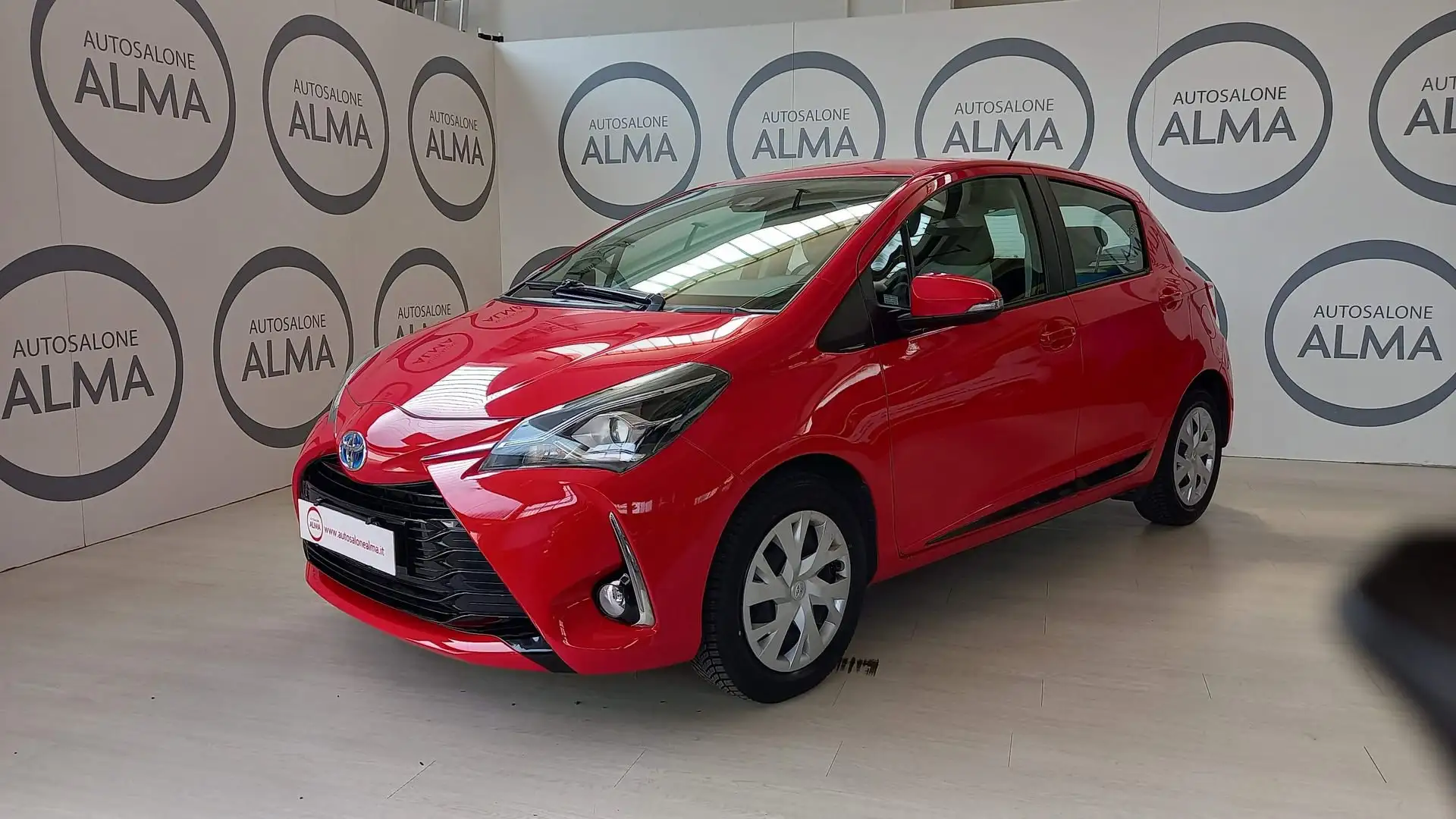 Toyota Yaris 1.5 Hybrid 5 porte Active PROMO Rood - 1