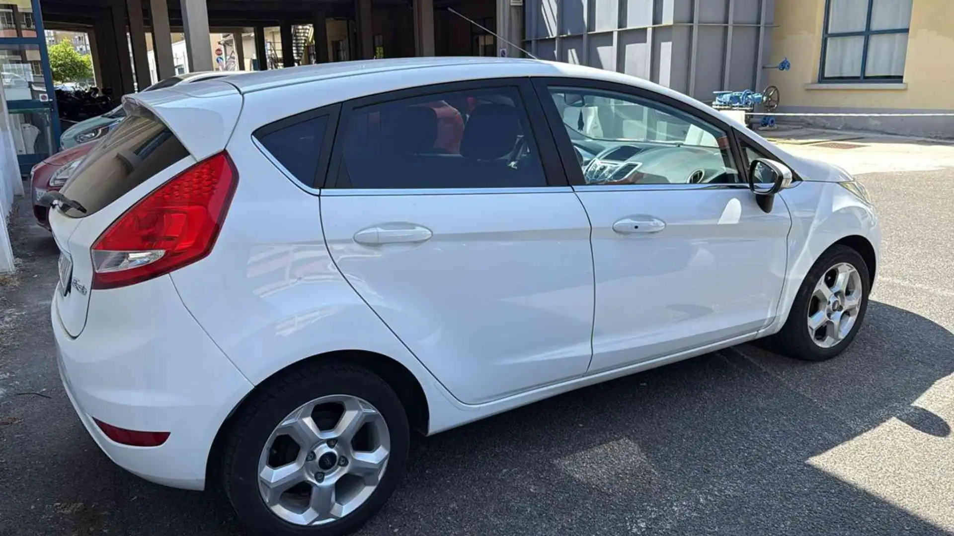 Ford Fiesta 1.2 82 CV 5 porte Titanium Bianco - 2