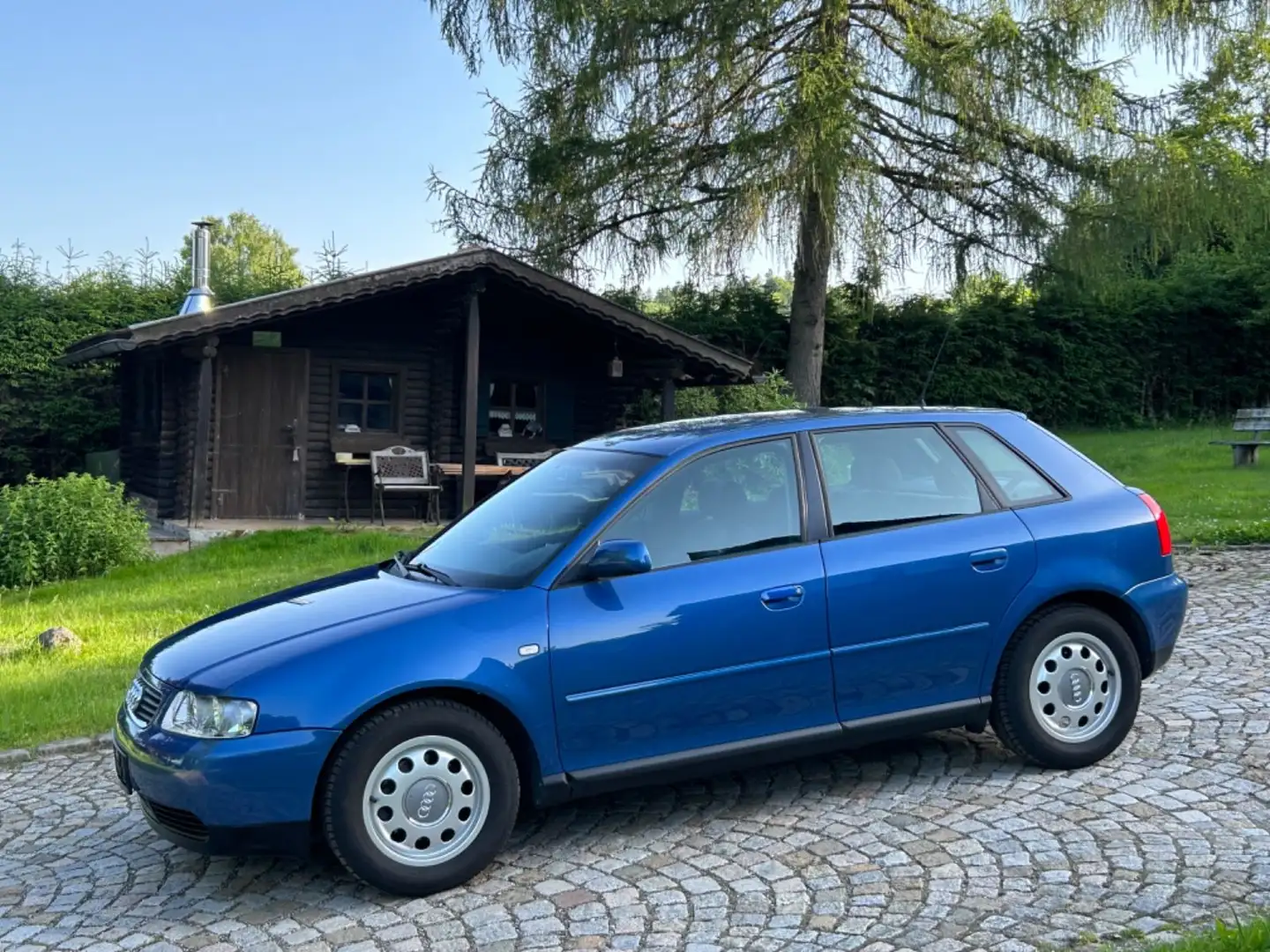 Audi A3 1.9TDI 74kW Attraction,2Hand,5Gang Blau - 1