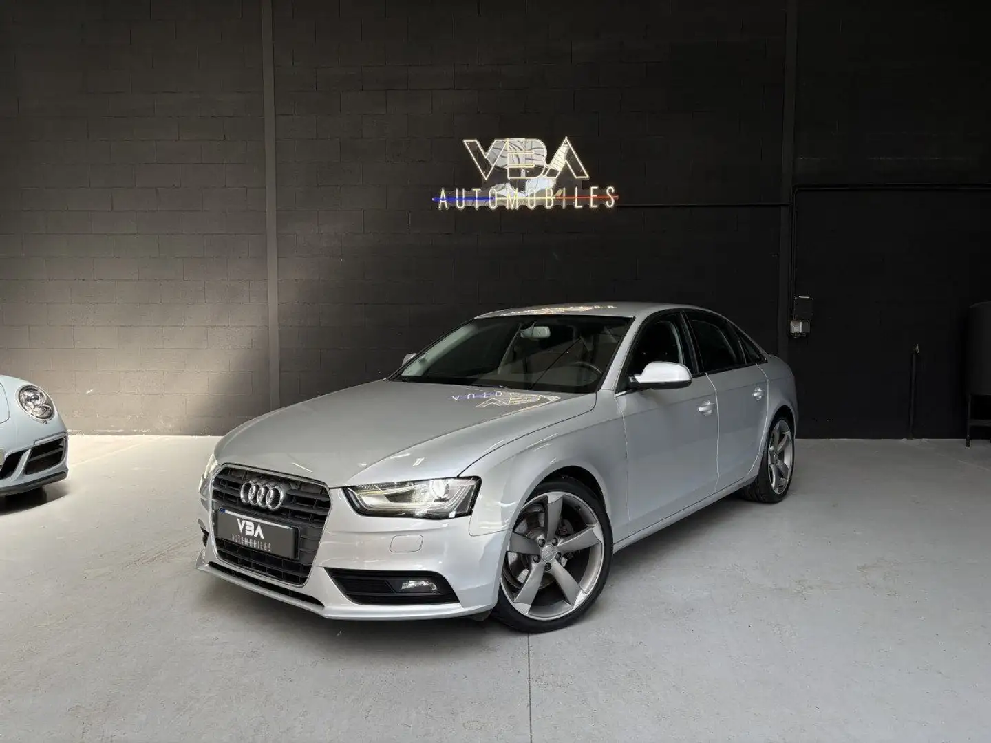 Audi A4 (3) 2.0 TDI E 136 DPF AMBIENTE Grijs - 1
