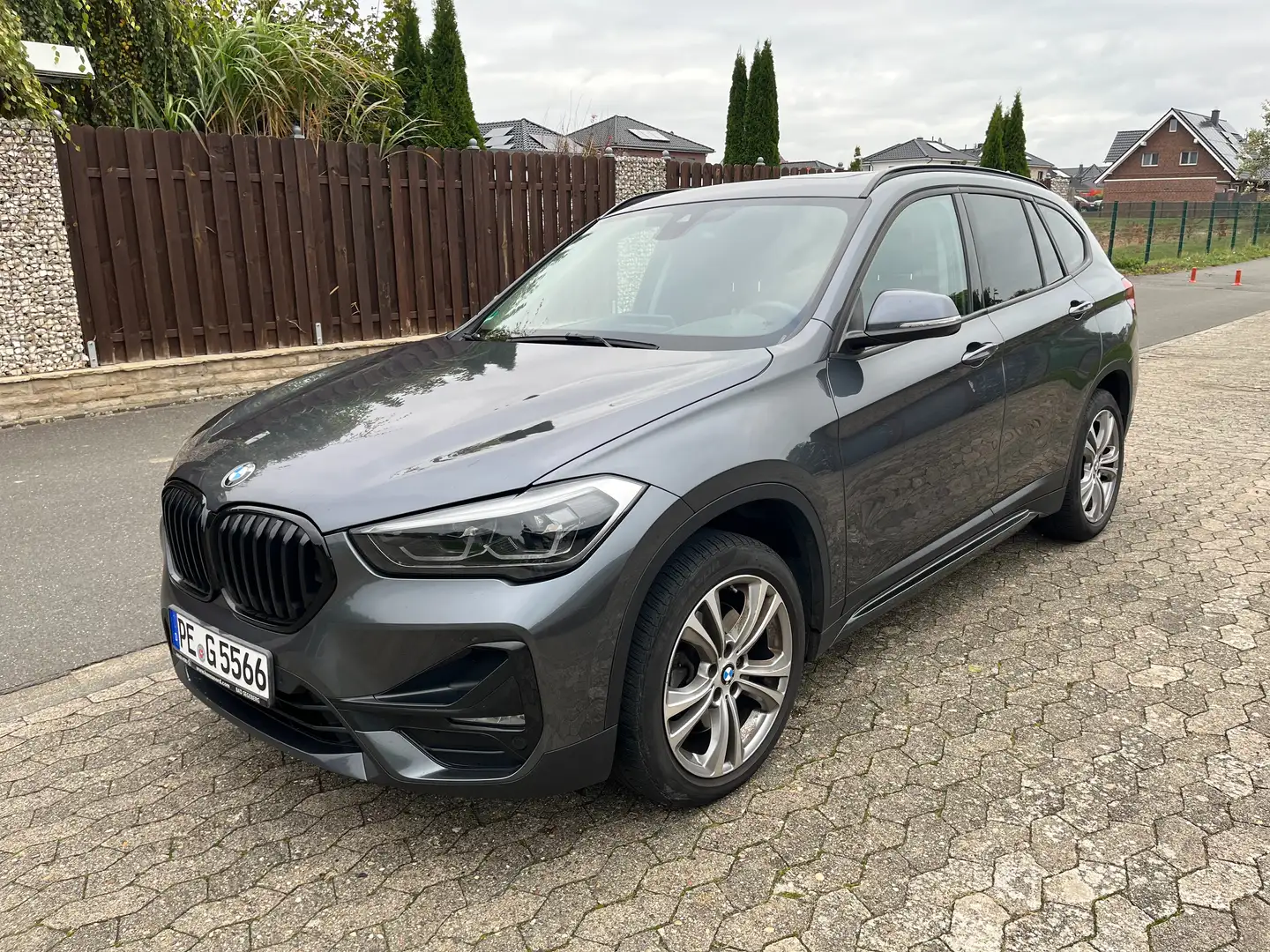 BMW X1 X1 xDrive20d Aut. Sport Line Grau - 2
