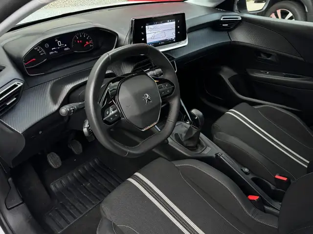 Peugeot 208 view 6