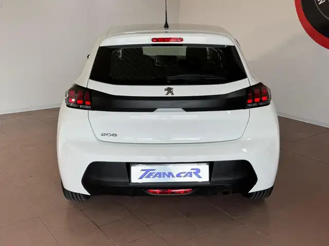 Peugeot 208 view 4