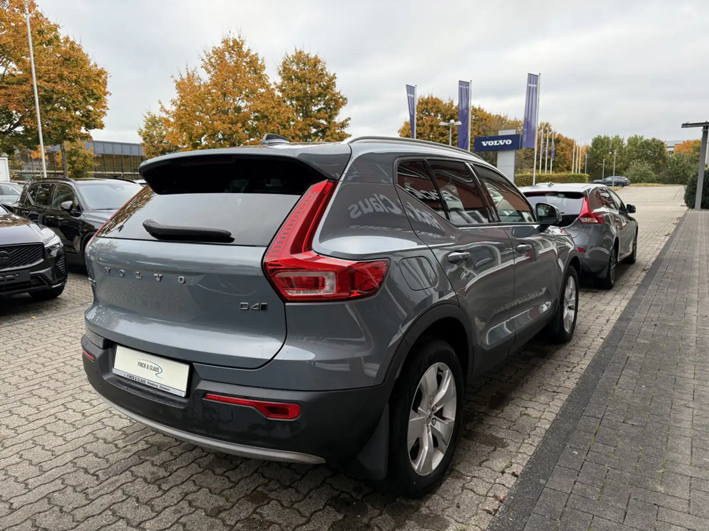 Volvo XC40 D4 AWD Momentum Pro Gris - 2