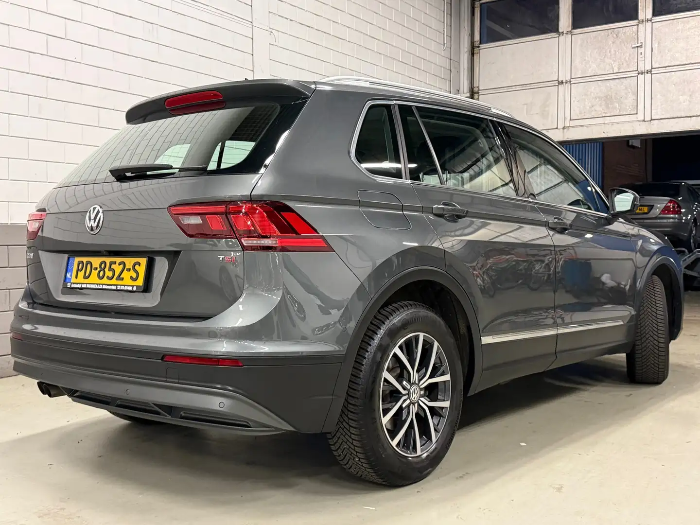 Volkswagen Tiguan 1.4 TSI ACT Highline Automaat Nw Model Gris - 2