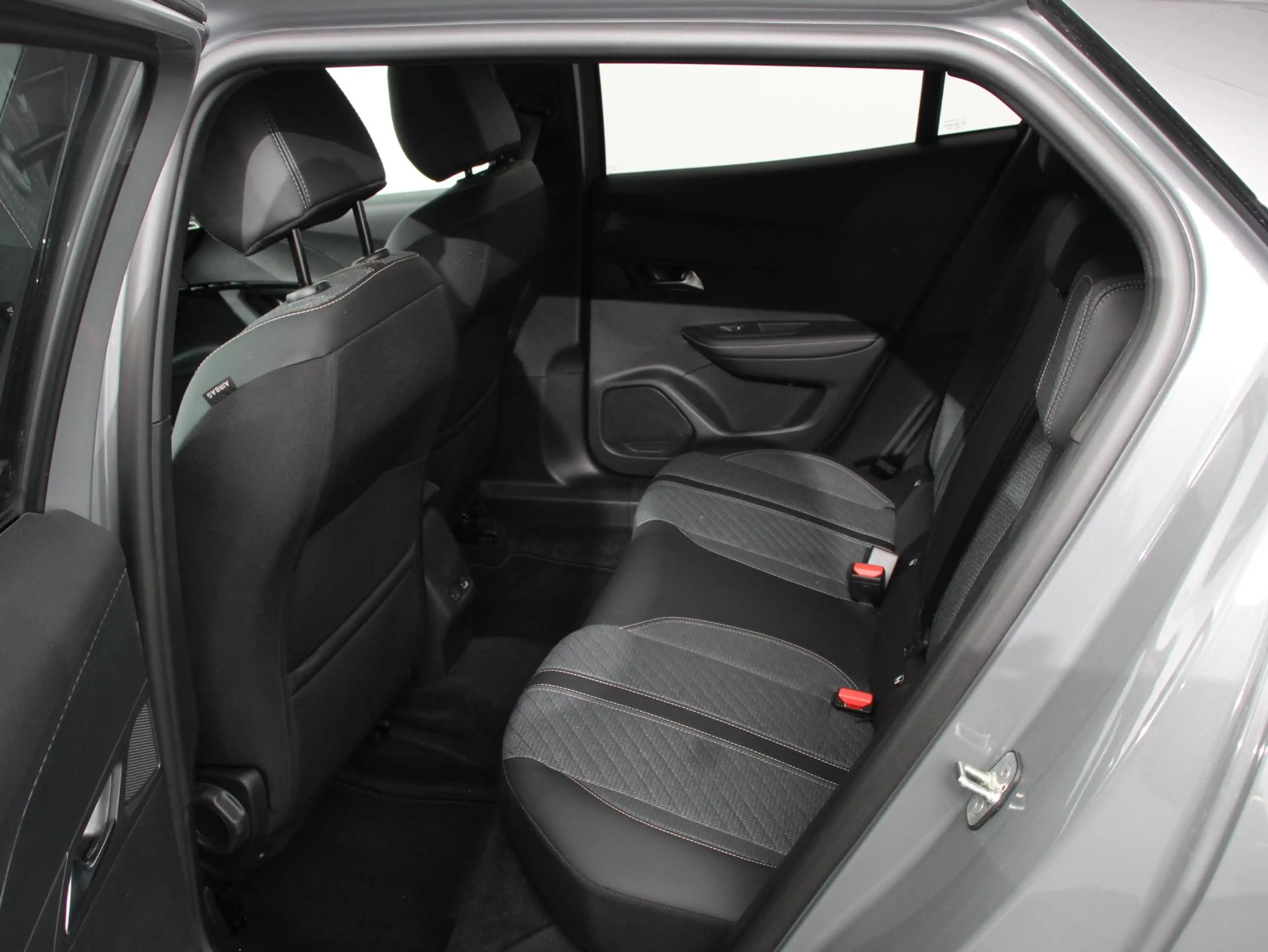 Peugeot e-2008 EV Allure 50 kWh Navigatie Apple Carplay/Android A — photo 13