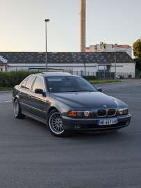 E39 V8 (flexfuel, toit ouvrant, sièges chauffants/electriques, xenons, clim auto, regulateur de vitesses, bluetooth)