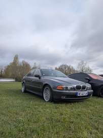 E39 V8 (flexfuel, toit ouvrant/panoramique, sièges chauffants + électriques, regulateur de vitesses, clim auto)