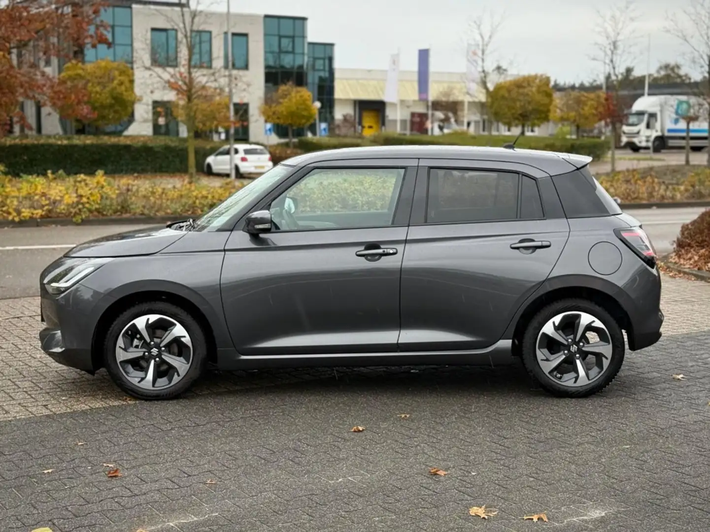 Suzuki Swift 1.2 STYLE SMART HYBR. KEYLESS ECC CAMERA NAVI ADD. Gris - 2
