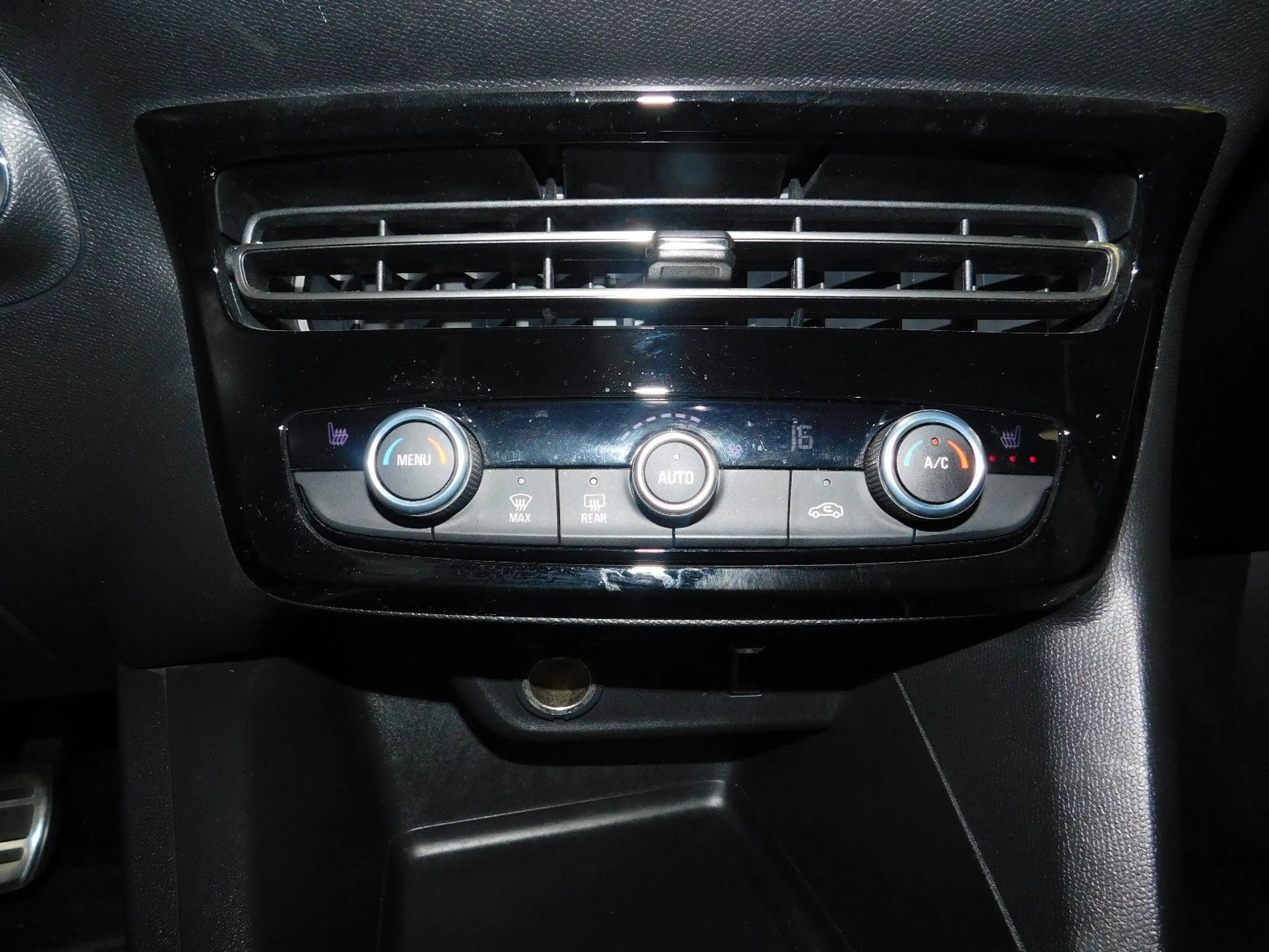 Opel Mokka-E Ultimate — photo 11