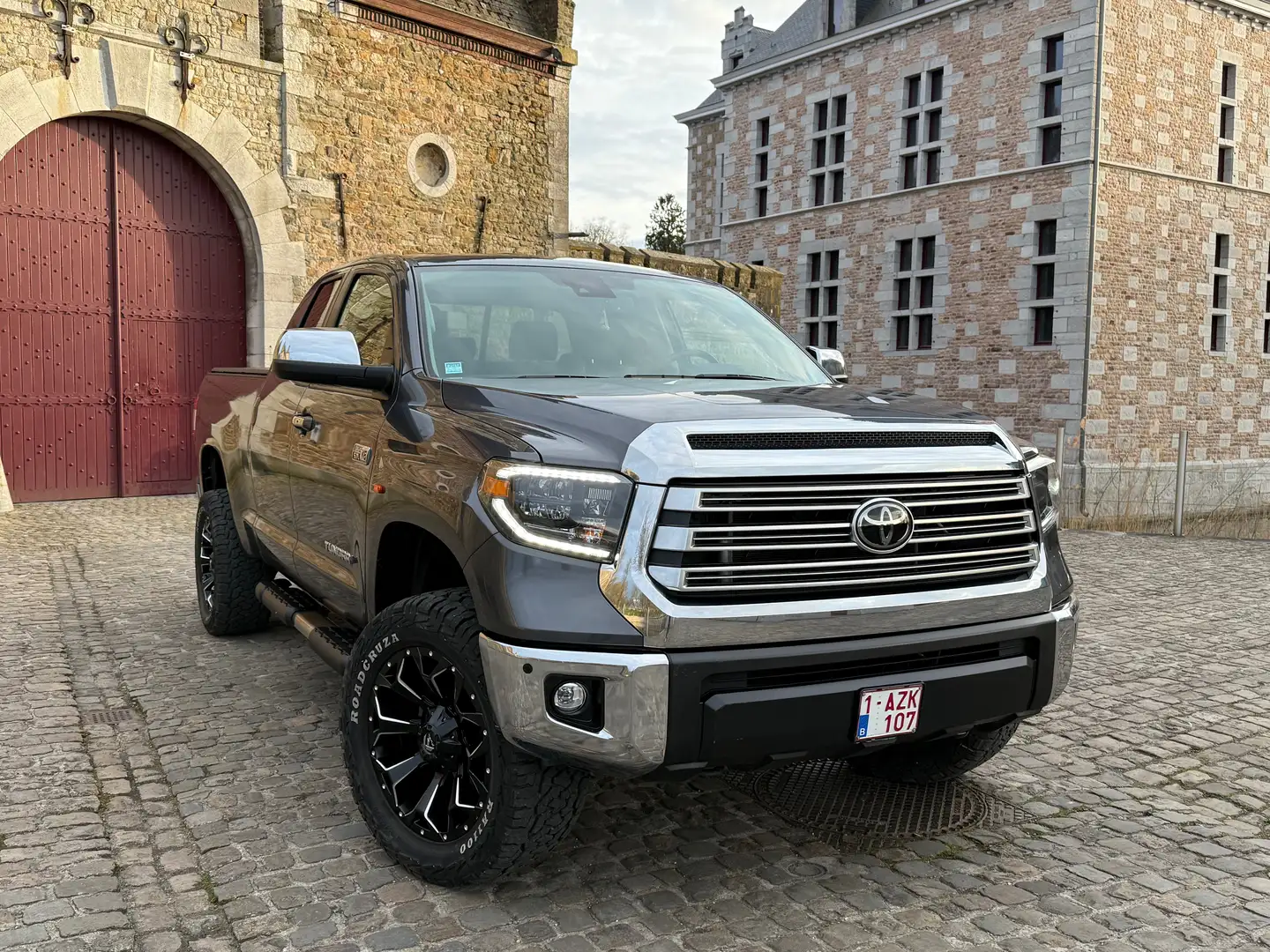 Toyota Tundra siva - 2