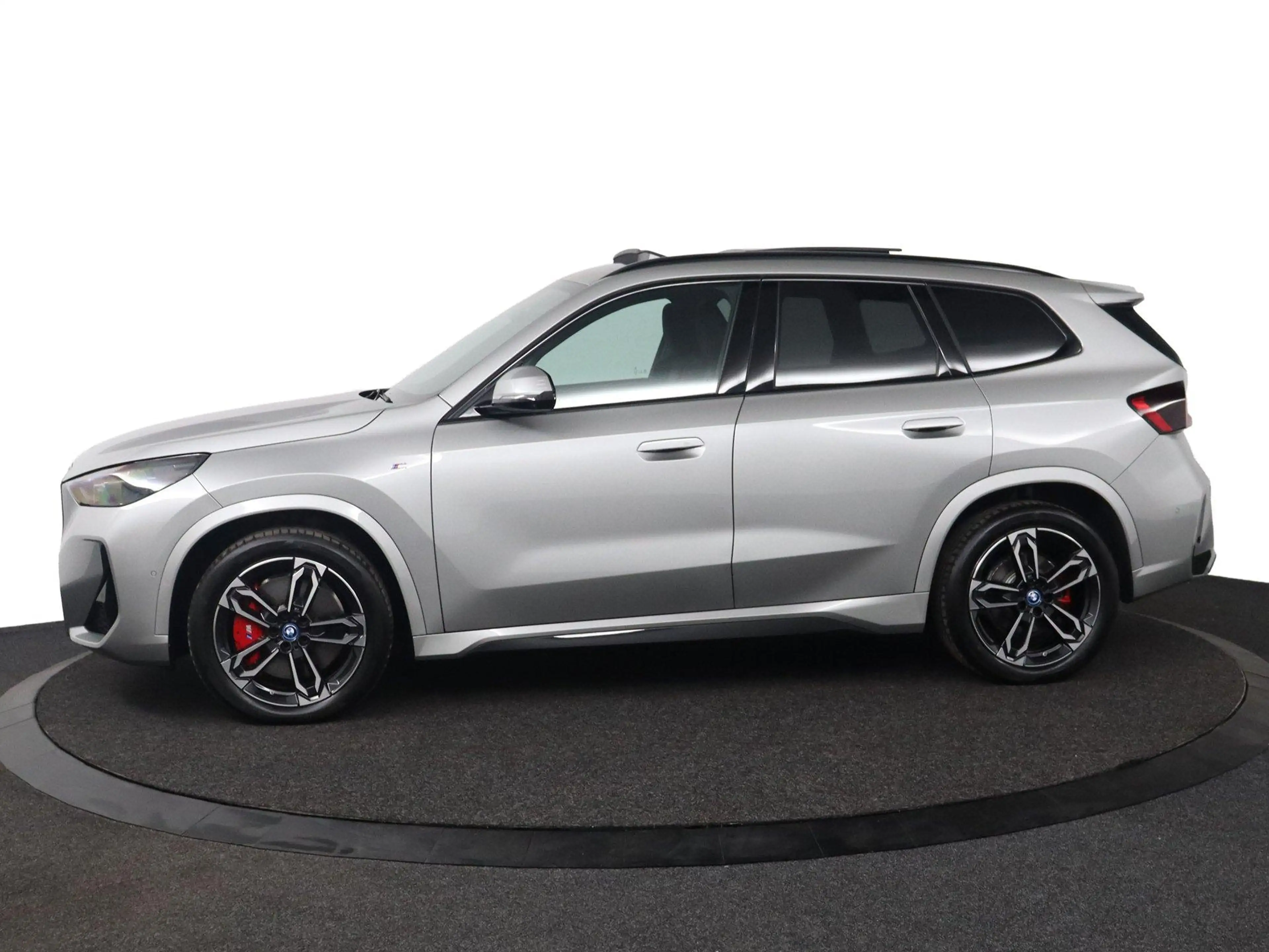 BMW iX1 eDrive20 67 kWh M Sport Edition | M Sport Pro | Gl — photo 3