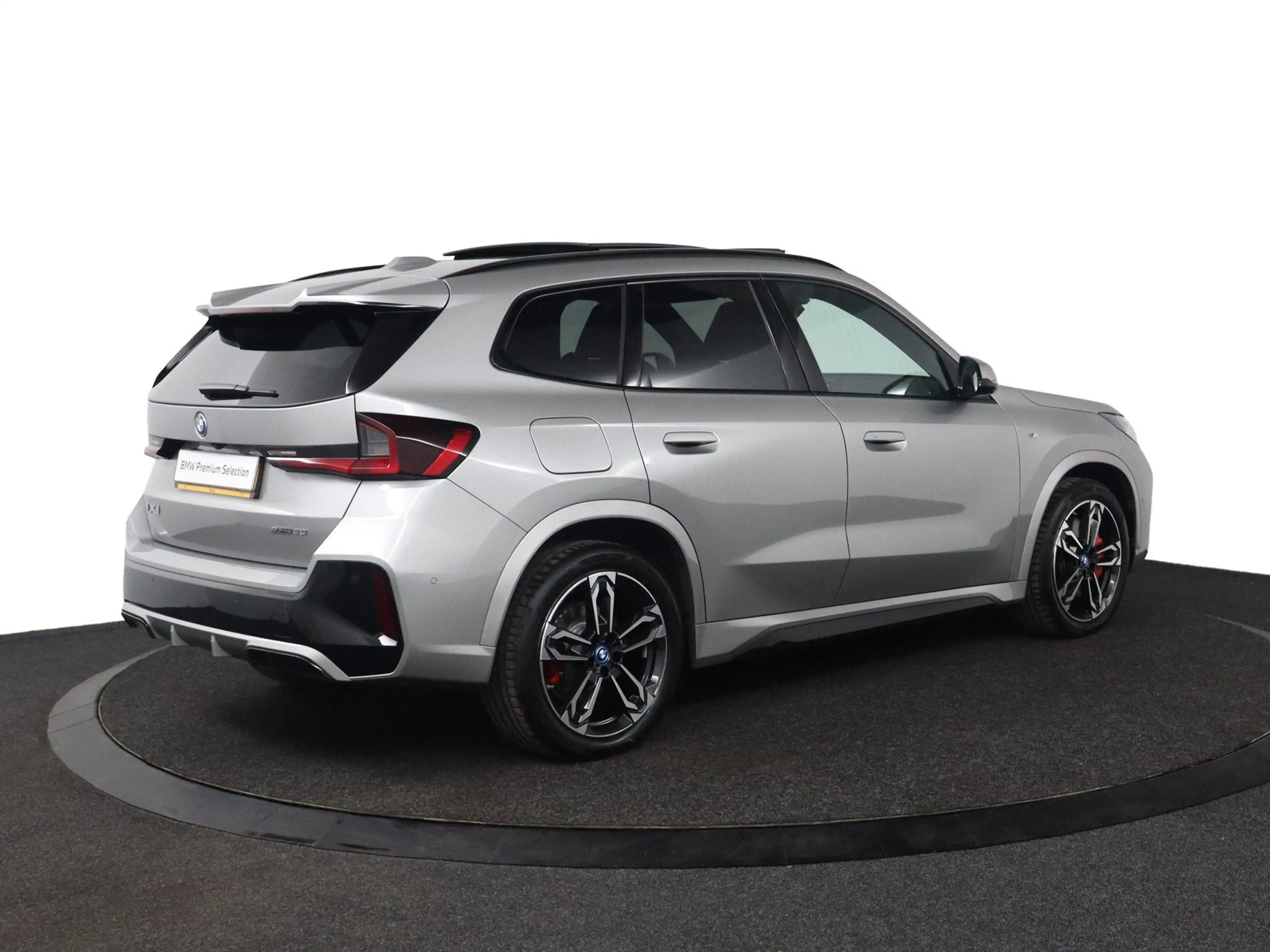 BMW iX1 eDrive20 67 kWh M Sport Edition | M Sport Pro | Gl — photo 2